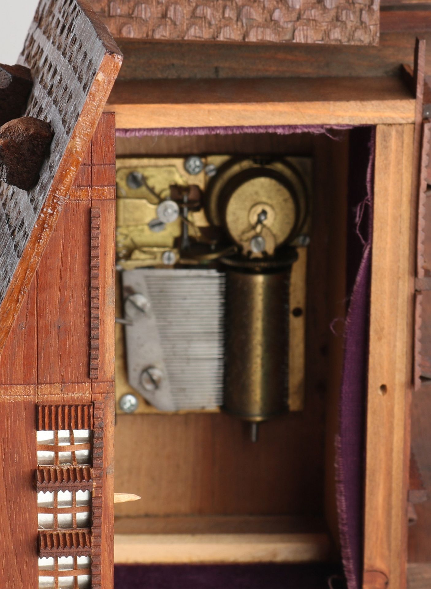 Music box in chalet shape - Image 3 of 3