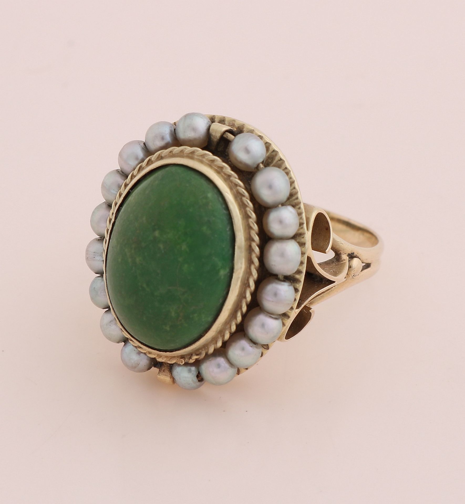 Gold ring with jade and pearls