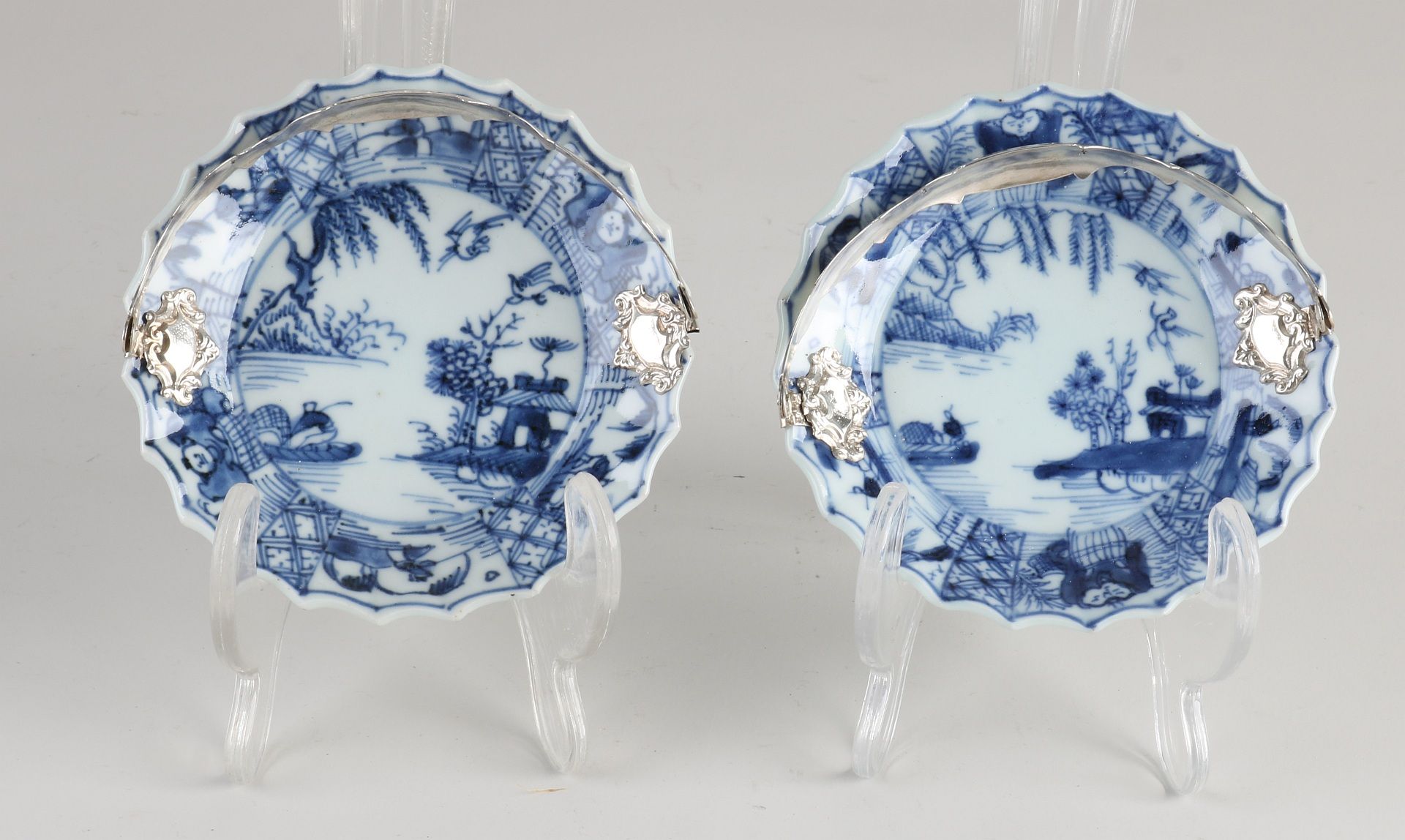 Two Chinese dishes with silver bracket Ø 10 cm. - Bild 2 aus 3