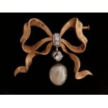 Gold brooch with pearl and diamond