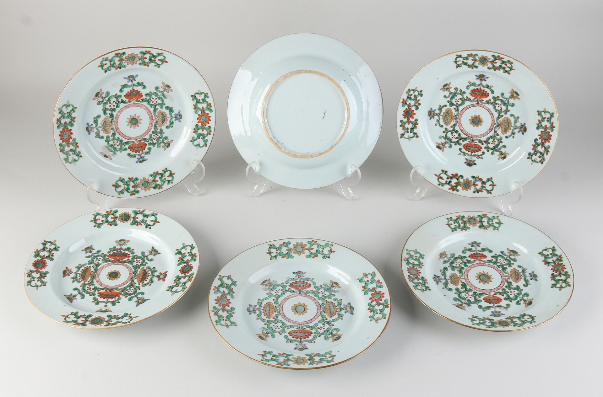 Six 18th century Family Verte plates Ø 22 cm.