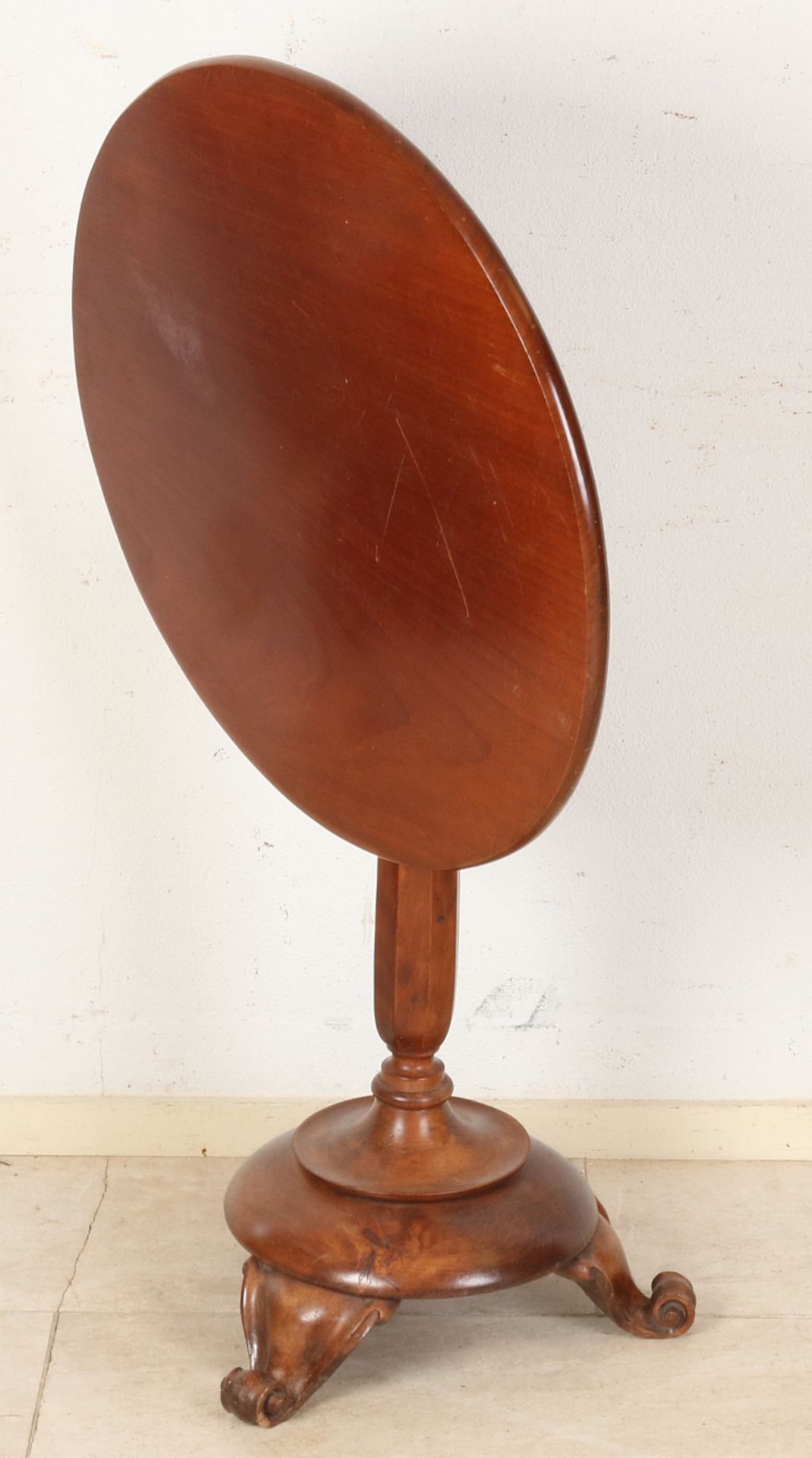 Mahogany tilt-top table - Image 2 of 2