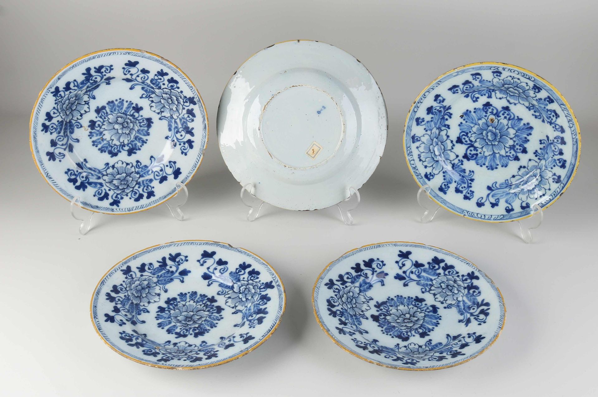 Five 18th century Delft plates Ø 23 cm.