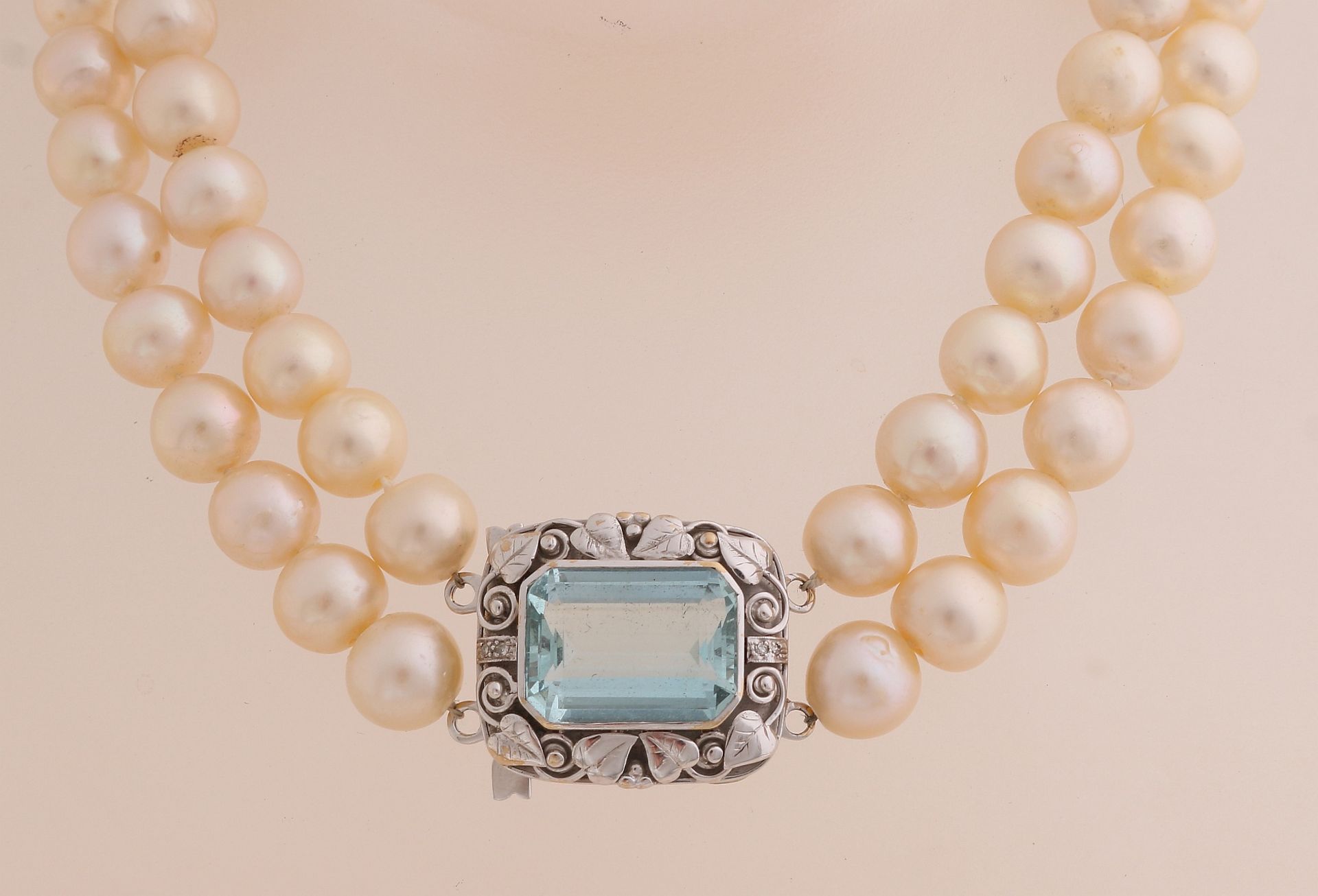 Capital pearl necklace