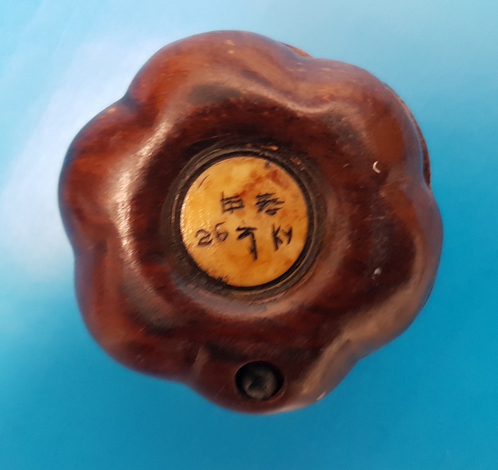 Small Chinese Compass in wood and bone surround, with slide opening - Image 3 of 3