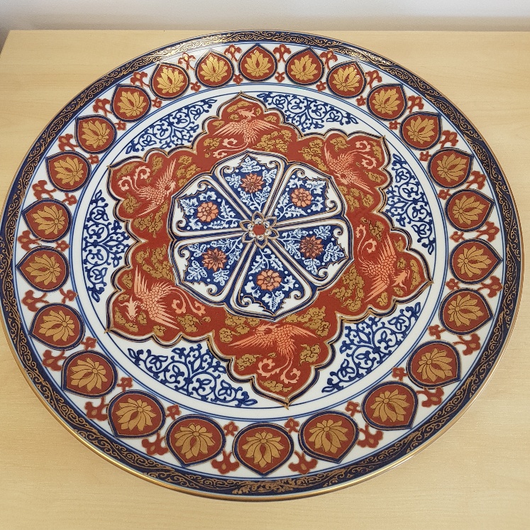 Large Japanese Imari Charger with gold and blue dragon decoration. 18 inches in diameter.