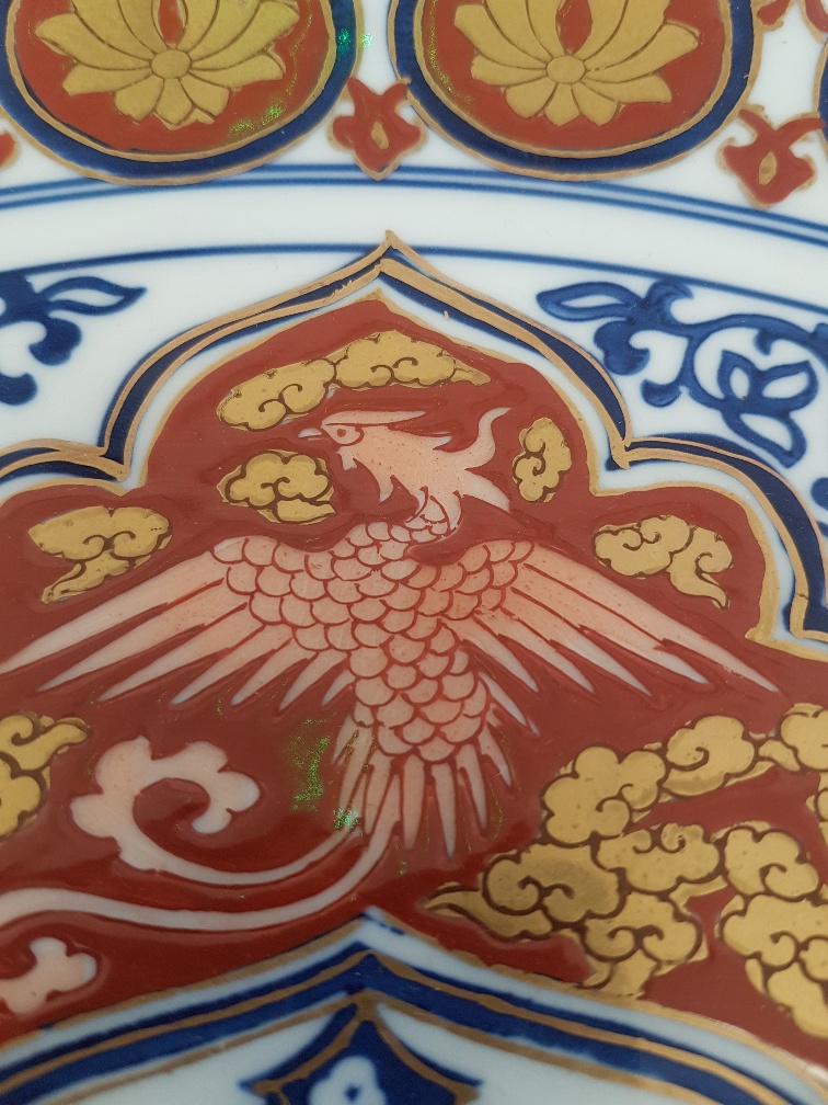 Large Japanese Imari Charger with gold and blue dragon decoration. 18 inches in diameter. - Image 3 of 5