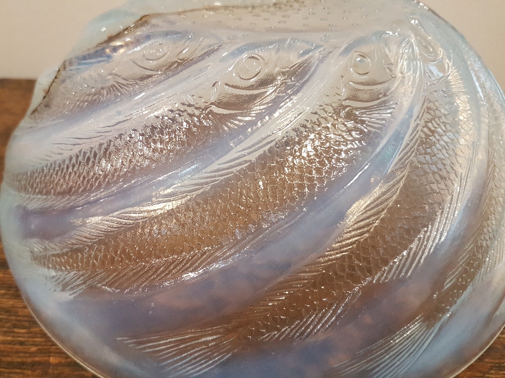 Rene Lalique Poissons Bowl, Model 3212 circa 1921, damaged and repaired with staples. - Image 5 of 6