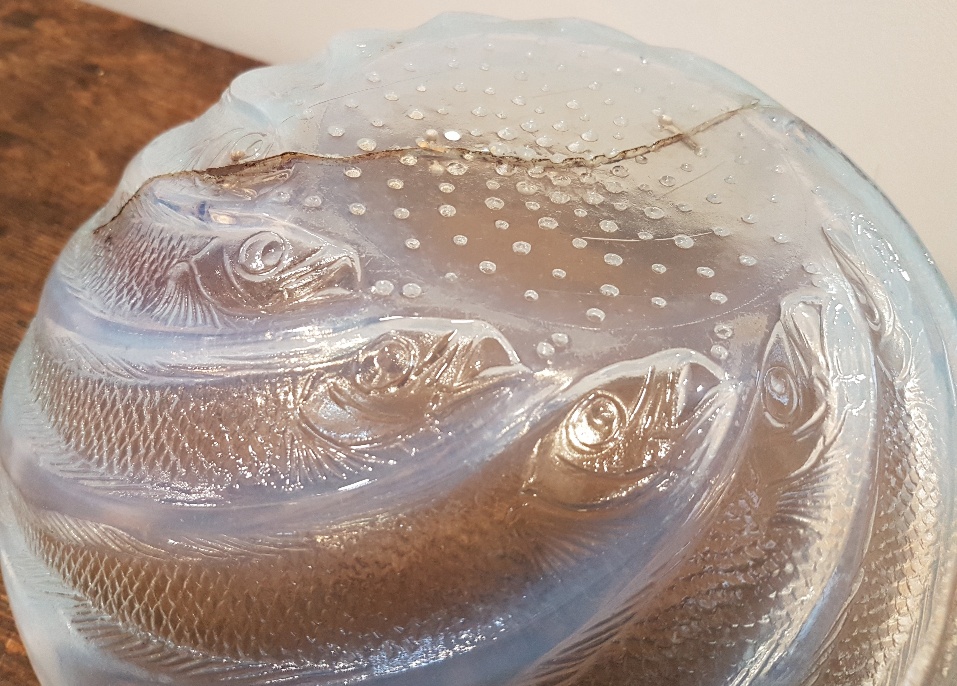 Rene Lalique Poissons Bowl, Model 3212 circa 1921, damaged and repaired with staples. - Image 4 of 6
