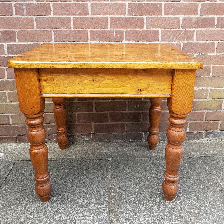 Traditional Farmhouse Varnished Pine Dining Table - Image 3 of 3