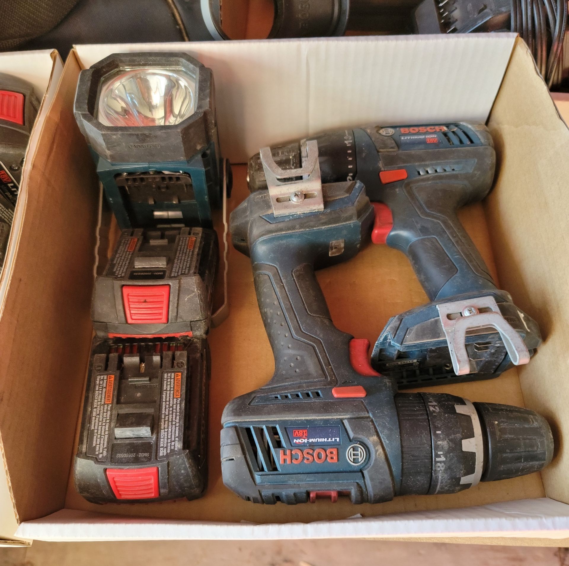 LOT - 17-PIECE BOSCH CORDLESS SET: (6) 18V BATTERIES, (4) DRILL MOTORS, (2) 1/4" IMPACT DRIVERS, (3) - Image 4 of 5