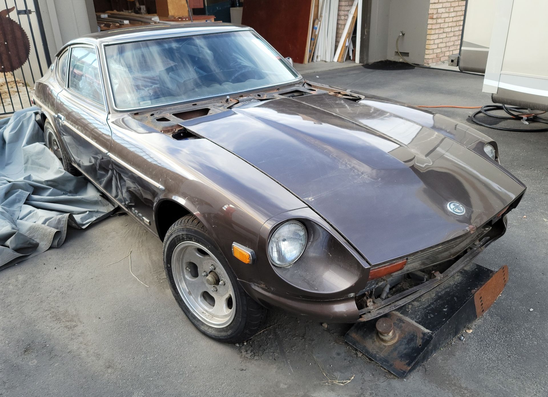 1976 DATSUN 280Z PROJECT CAR, INTERIOR GUTTED, MANY NEW PARTS - Image 2 of 4