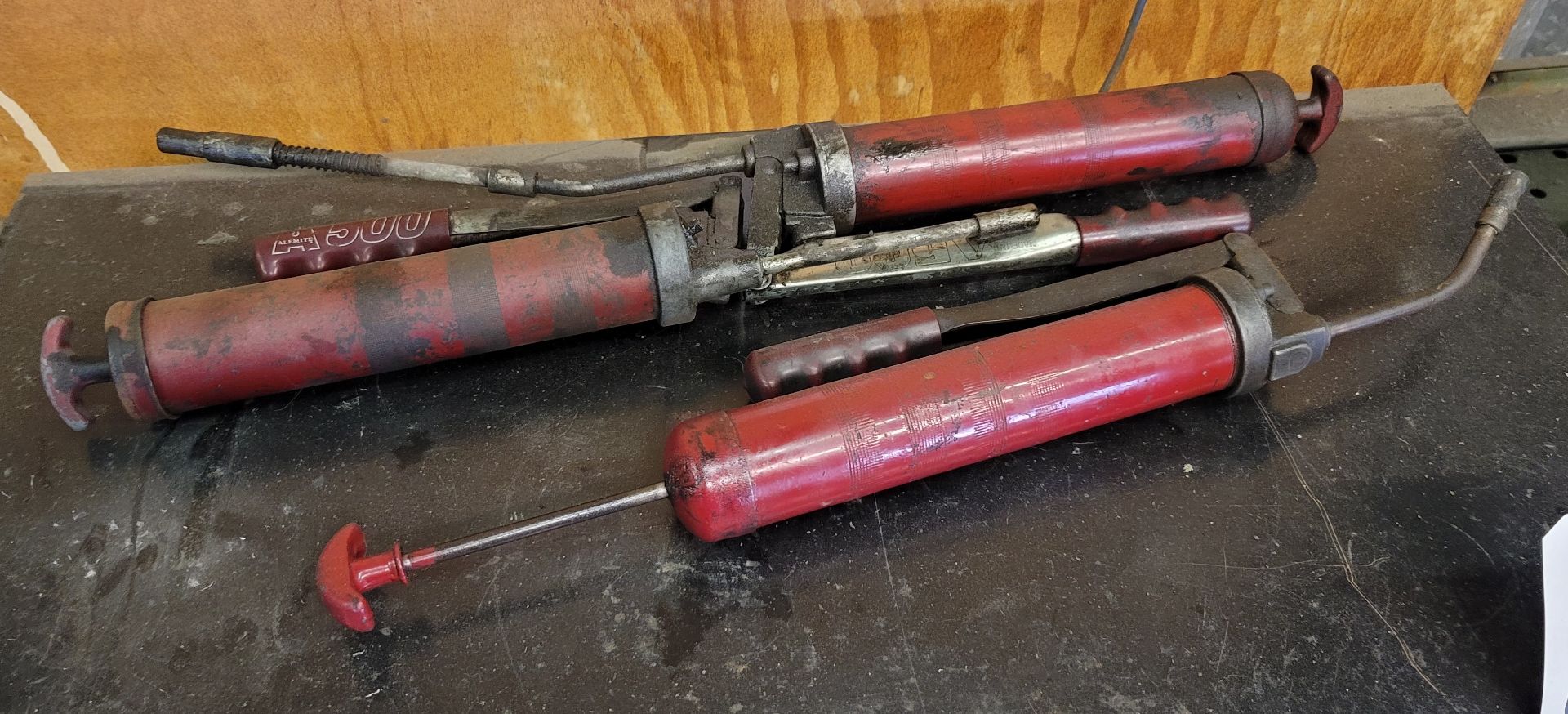 LOT - (3) GREASE GUNS (LOCATION: BUILDING 39)