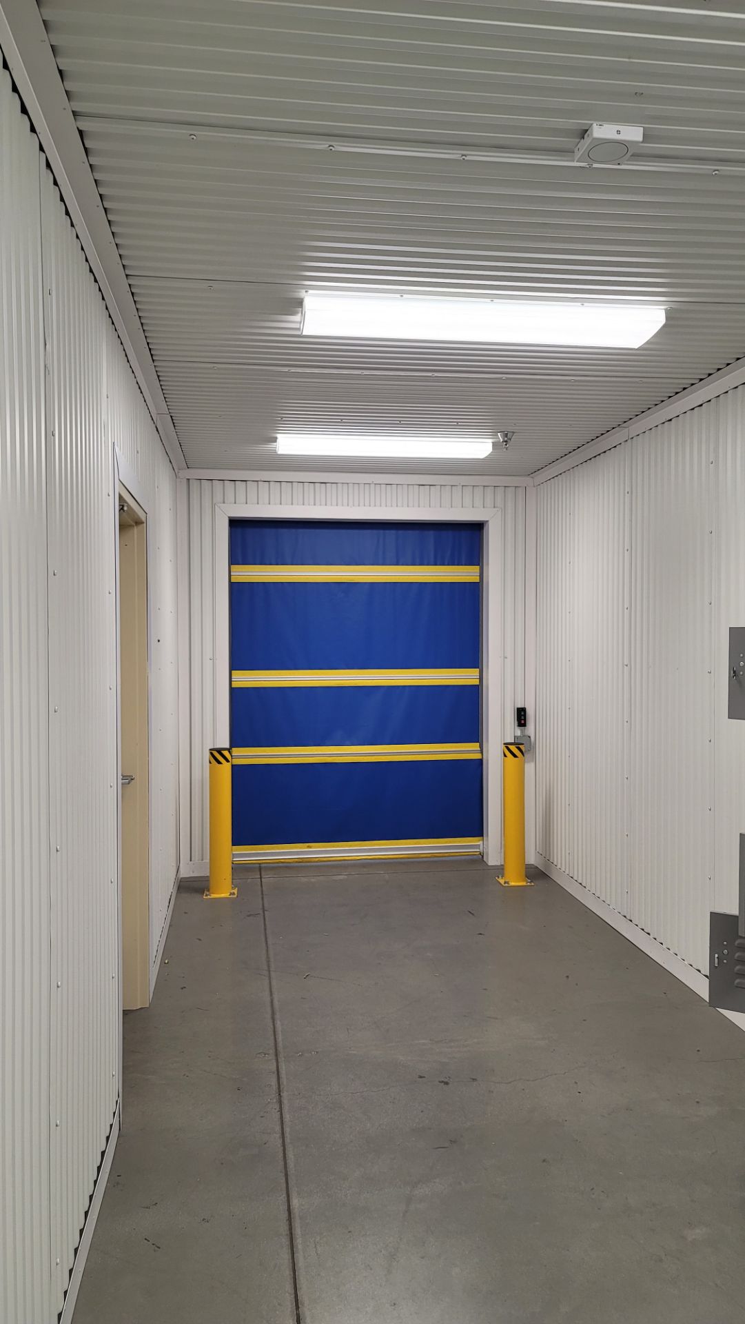 TMI SAVE-T SCREEN-PRO PASS-THRU ENCLOSURE, APPROX. 32' X 9', W/ (2) ELECTRIC ROLL UP DOORS AND (1) - Image 4 of 7