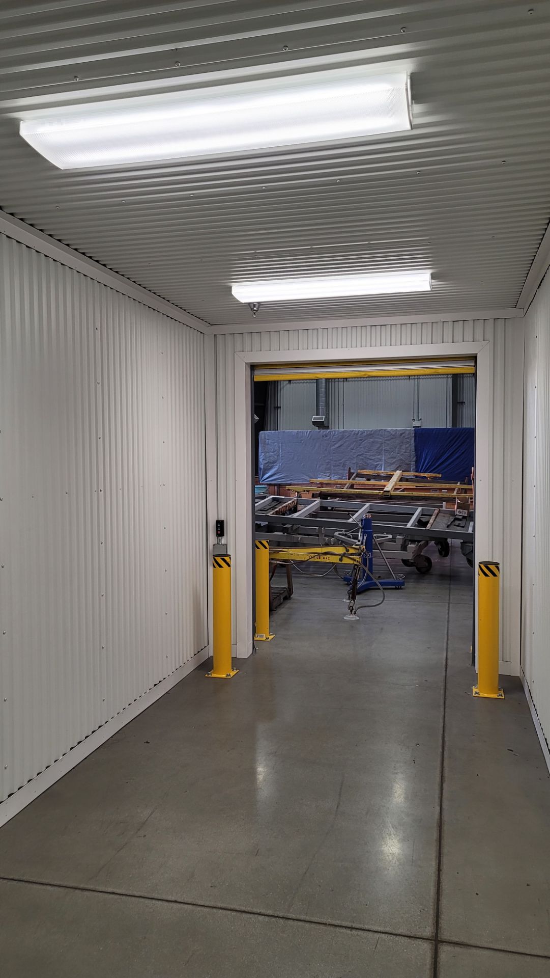 TMI SAVE-T SCREEN-PRO PASS-THRU ENCLOSURE, APPROX. 32' X 9', W/ (2) ELECTRIC ROLL UP DOORS AND (1) - Image 5 of 7