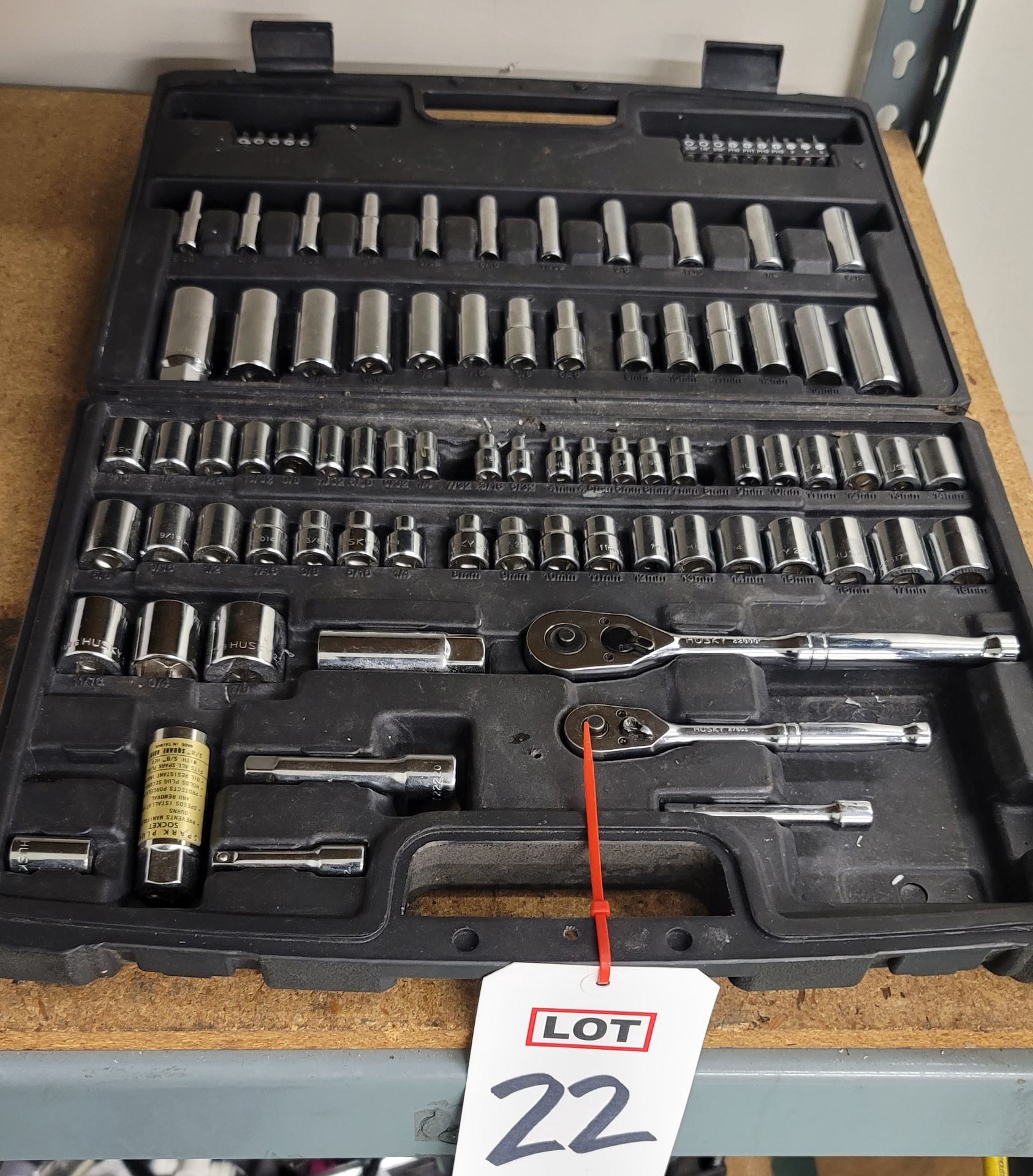 HUSKY 3/8" AND 1/4" SOCKET SET