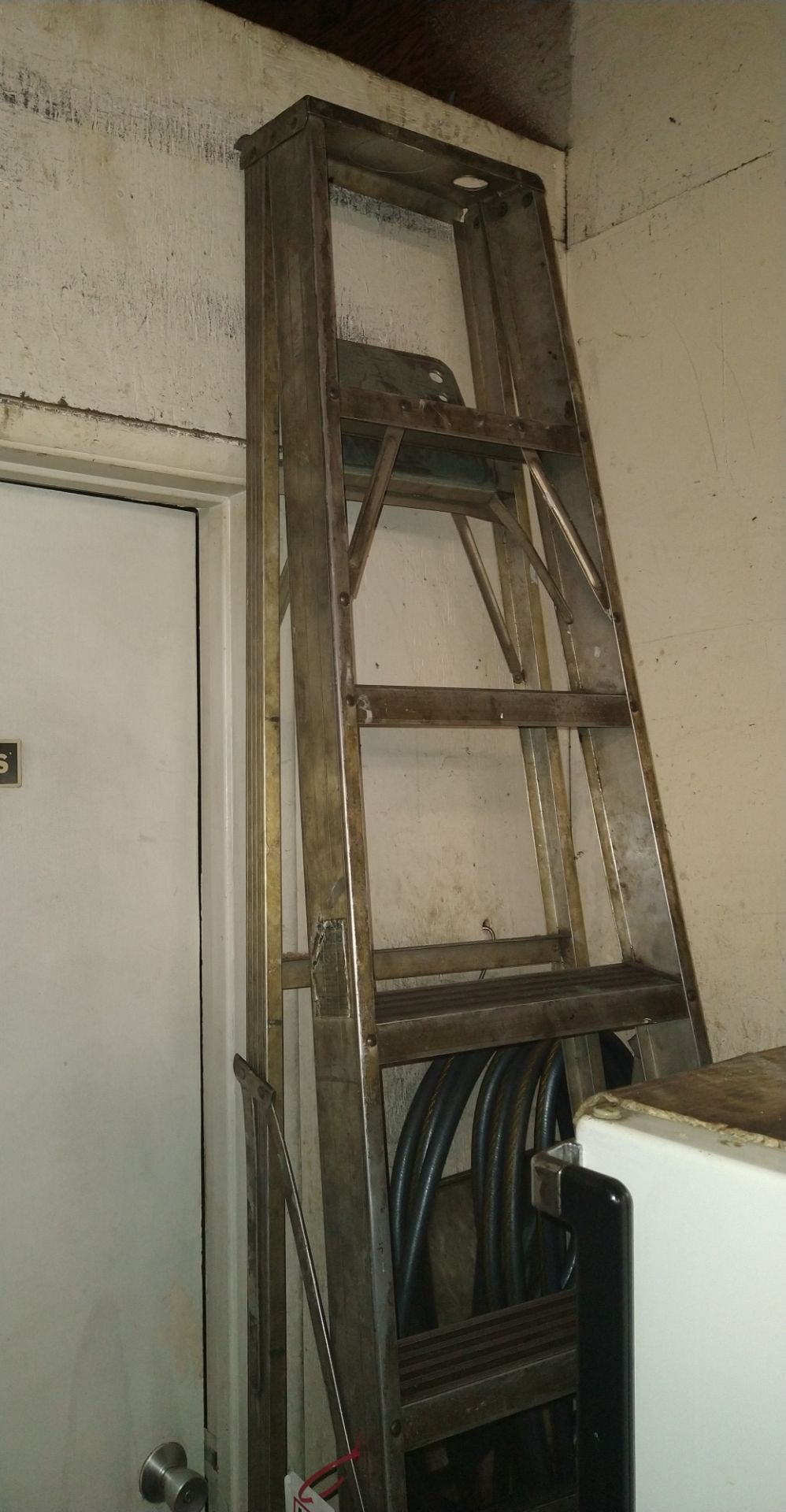 8' ALUMINUM LADDER