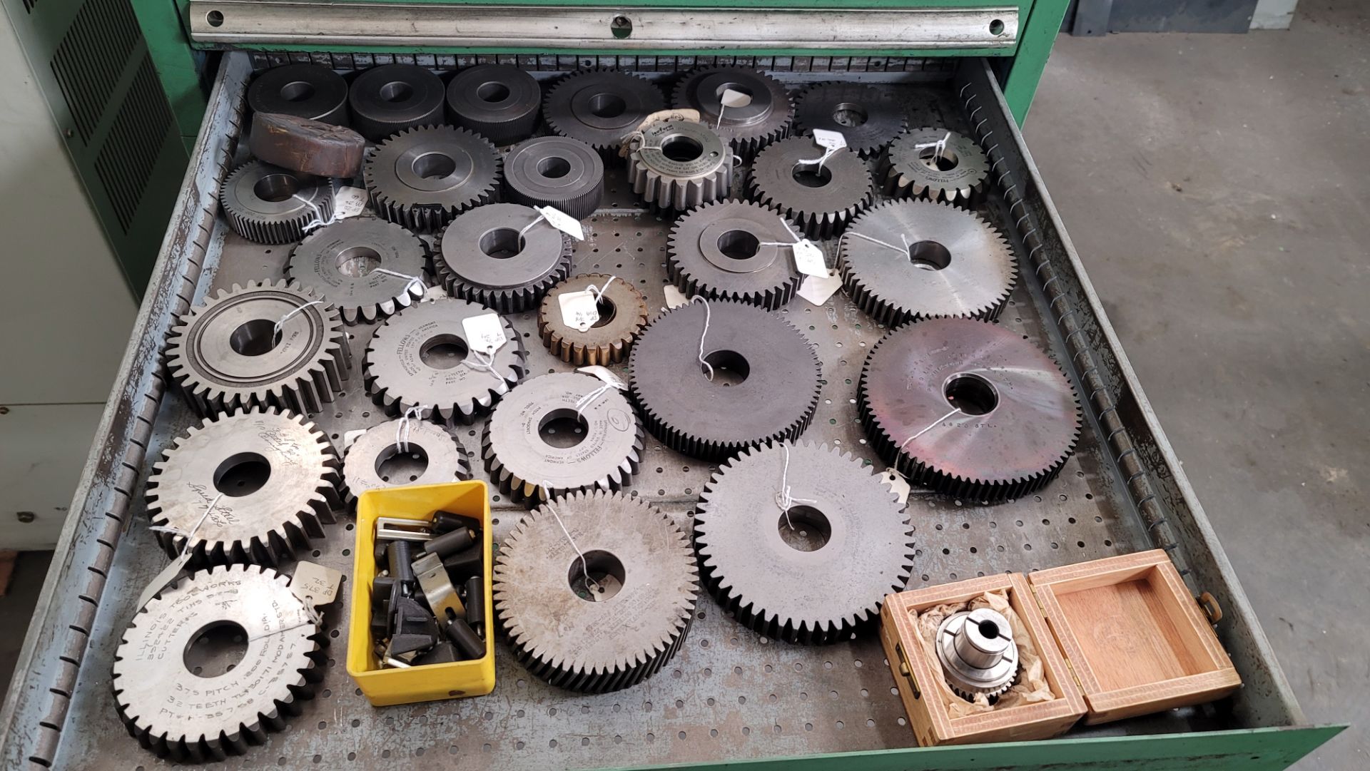 LOT - CONTENTS ONLY OF LOT 479: GEAR CUTTING SUPPLIES