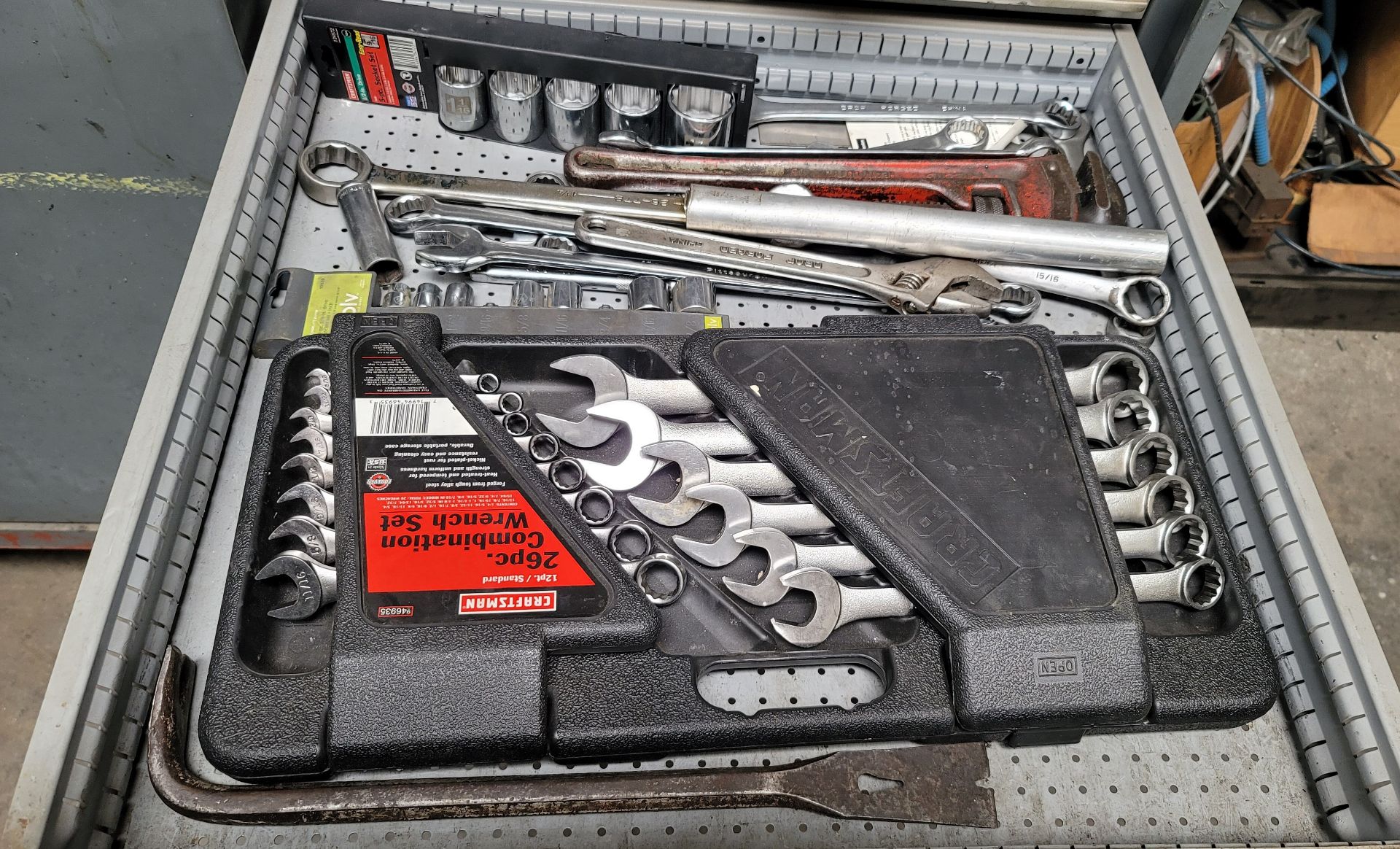 LOT - CONTENTS OF DRAWER: MISC HAND TOOLS