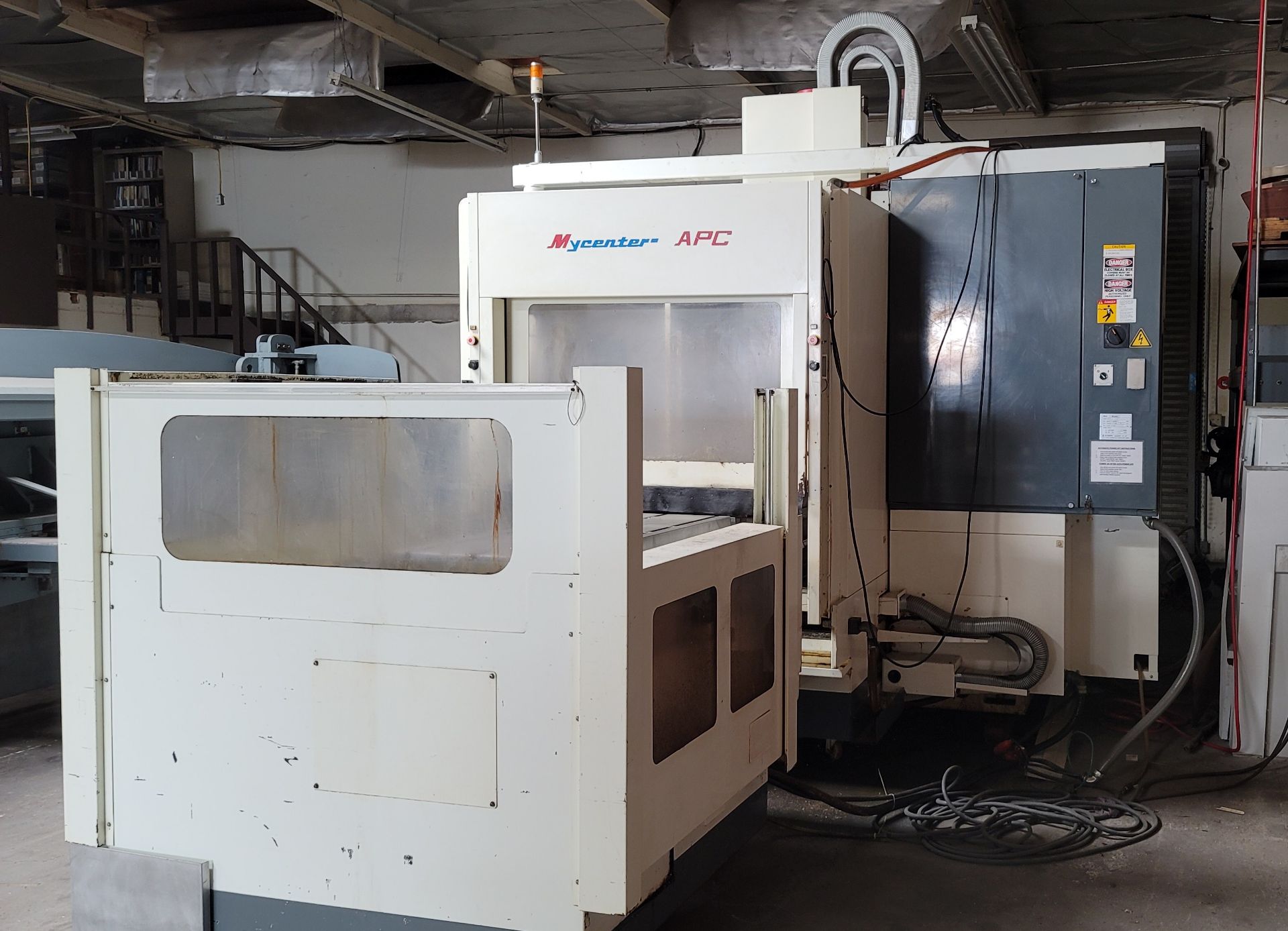 KITAMURA MYCENTER-4 CNC VERTICAL MACHINING CENTER, PALLET SHUTTLE CHANGER, FANUC M16IM, XYZ TRAVELS: - Image 4 of 10