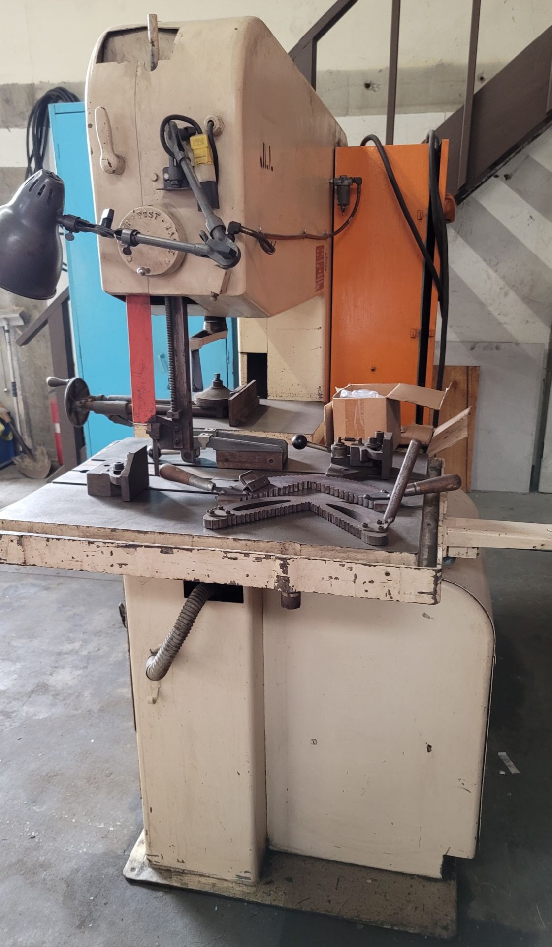 DOALL VERTICAL BAND SAW, MODEL 3612-2H3, 36" THROAT, 26.5" X 33.5" TABLE, S/N 401-88217 - Image 3 of 9