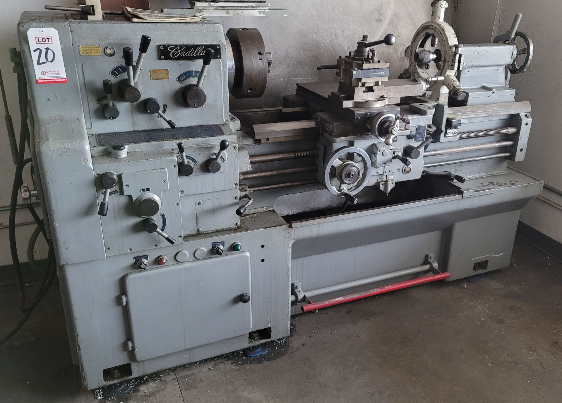 CADILLAC 17" X 33" ENGINE LATHE, MODEL 1733, STEADY REST, 10" 3-JAW CHUCK, 2" SPINDLE BORE, 1800