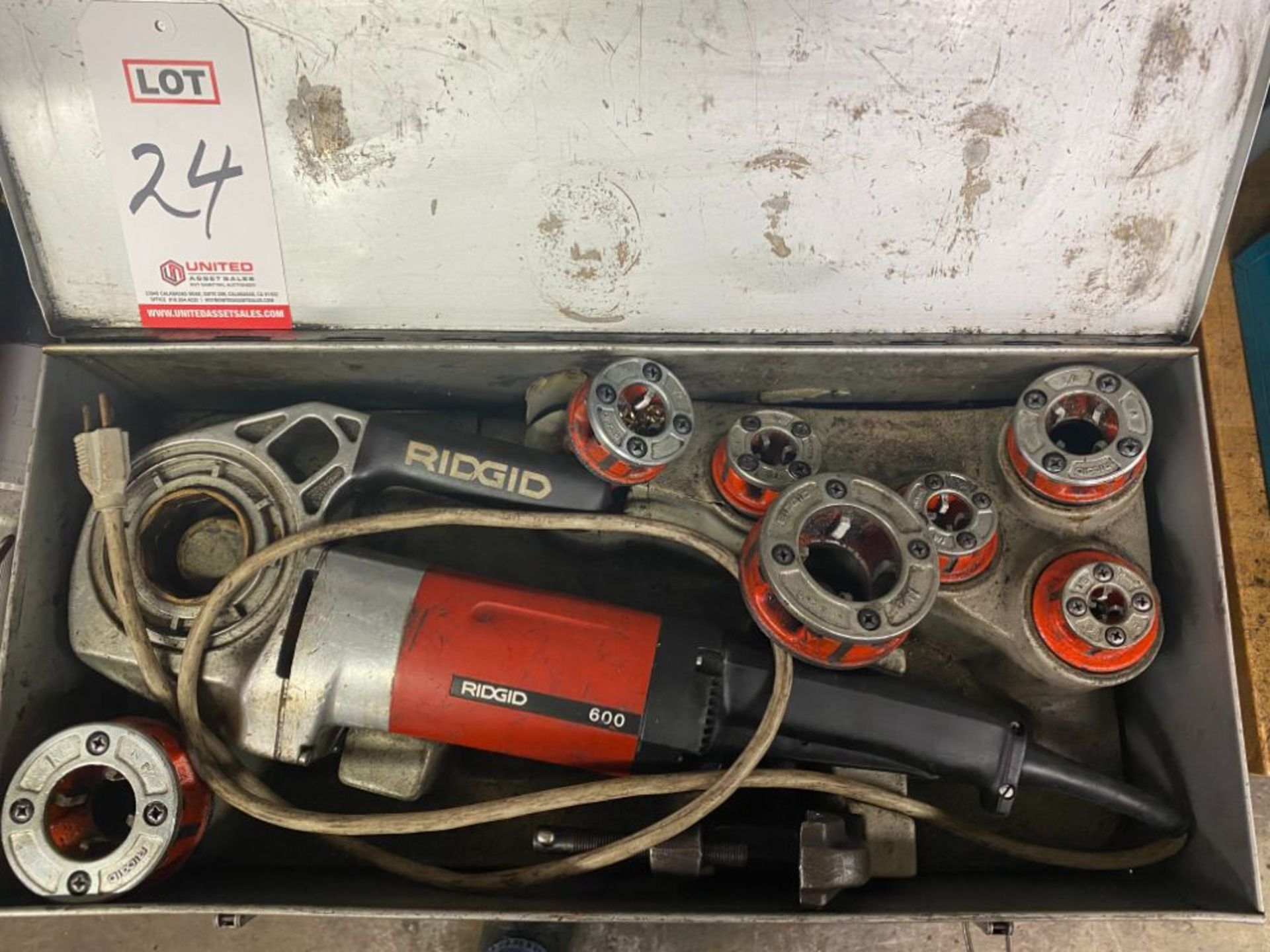 RIDGID MODEL 600 ELECTRIC PIPE THREADER, W/ ?", ¼", ?", ½", ¾", 1", 1-¼" DIES