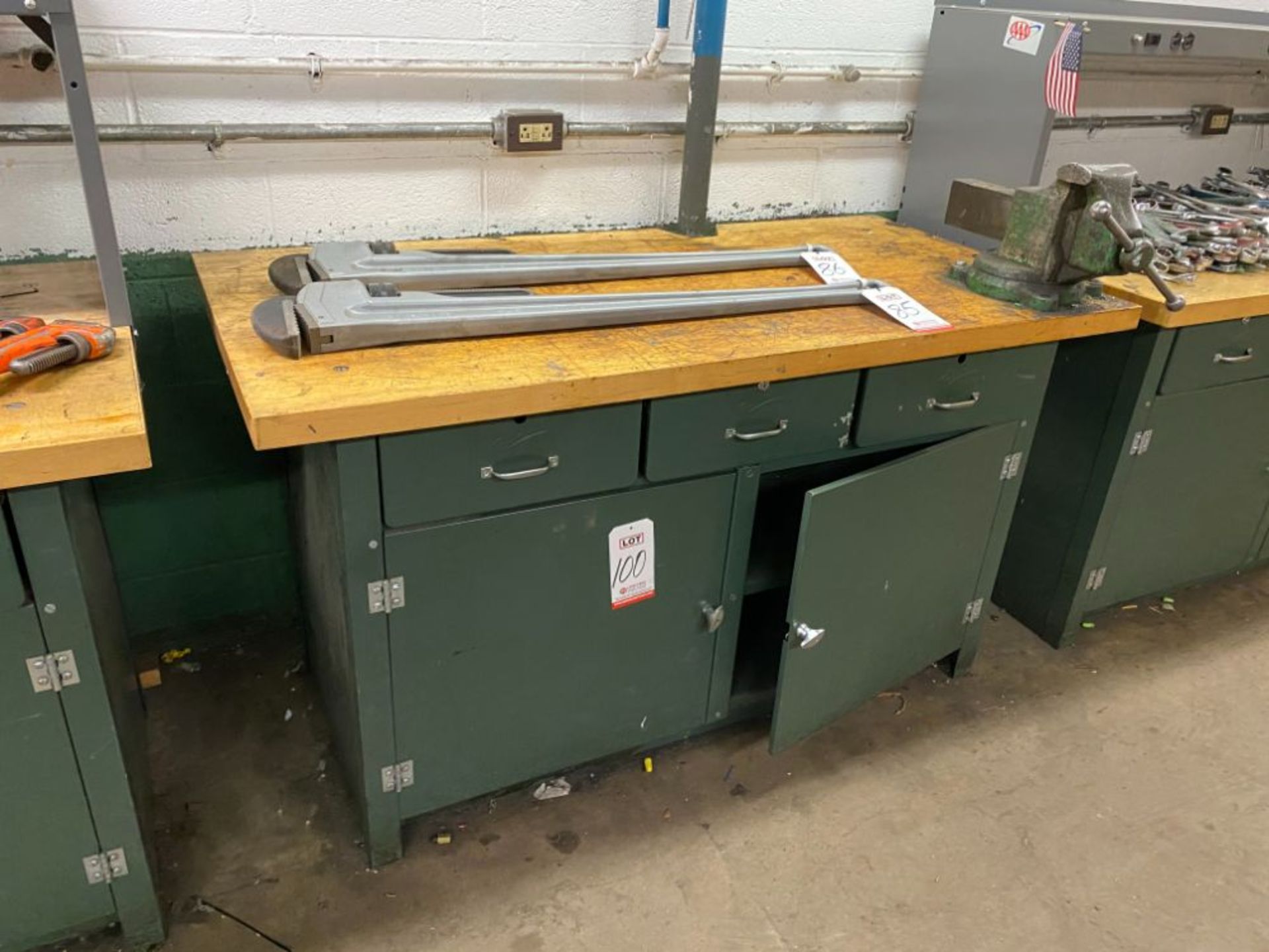 LAMINATED TOP WORKBENCH WITH VISE