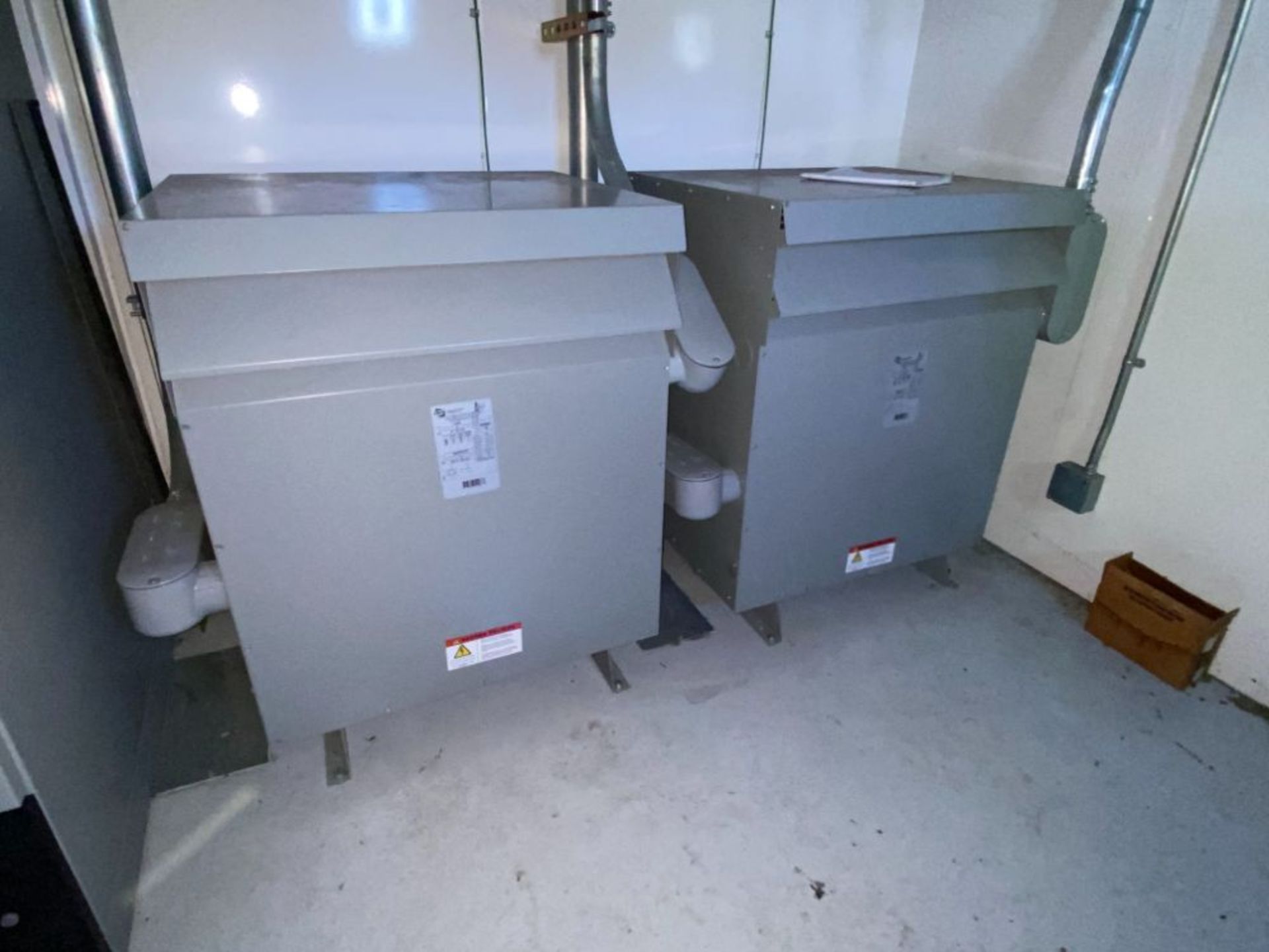 SWITCHGEAR BUILDING, W/ CONTENTS TO INCLUDE: (4) TOSHIBA T300MVI 600 HP VARIABLE FREQUENCY DRIVES - Image 3 of 7