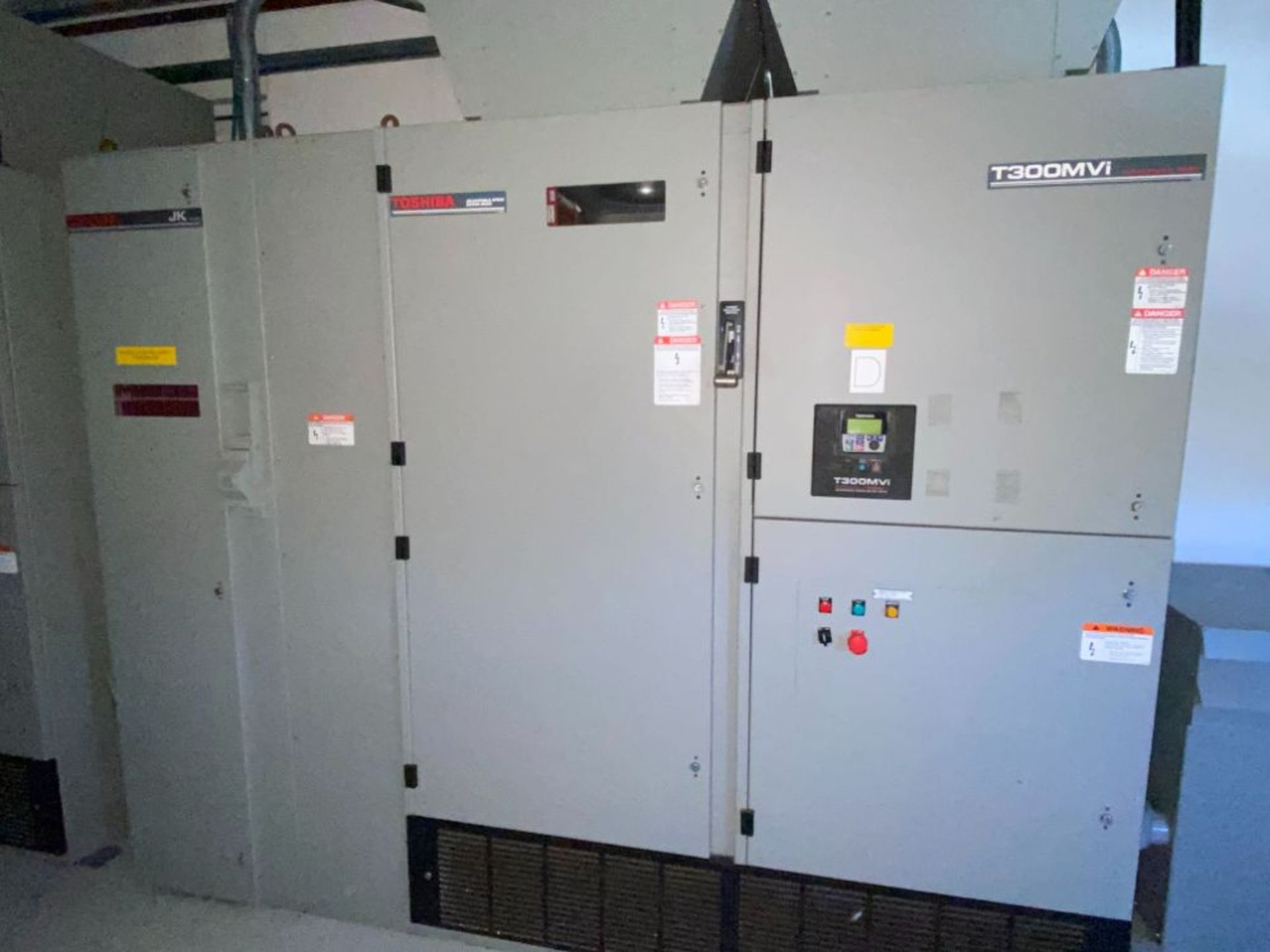 SWITCHGEAR BUILDING, W/ CONTENTS TO INCLUDE: (4) TOSHIBA T300MVI 600 HP VARIABLE FREQUENCY DRIVES - Image 2 of 7