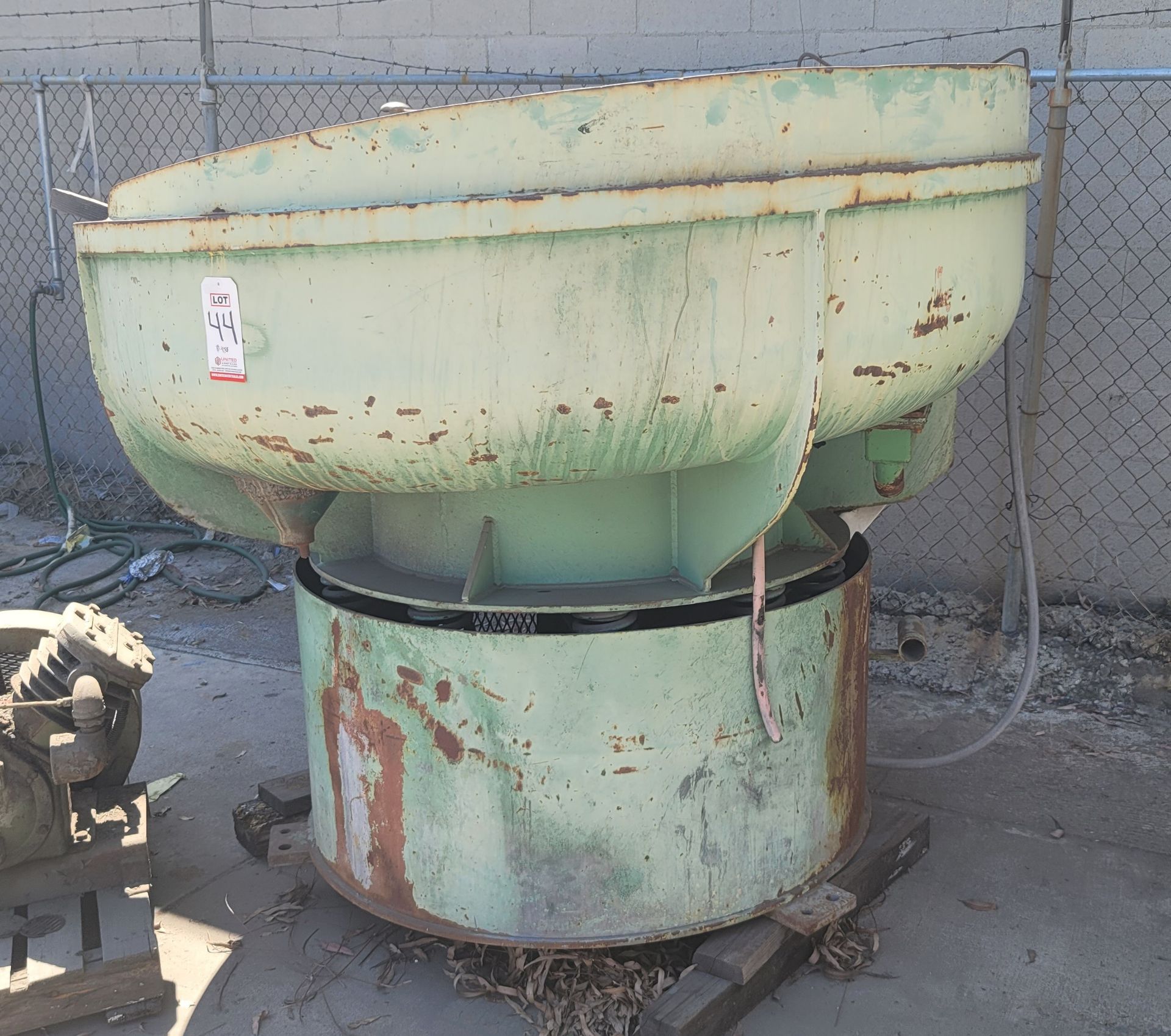 ROTO-FINISH ST-20S VIBRATORY FINISHING MACHINE, 22 CU. FT., 72" BOWL DIA, W/ CONTROLS, S/N 715709 - Image 3 of 5