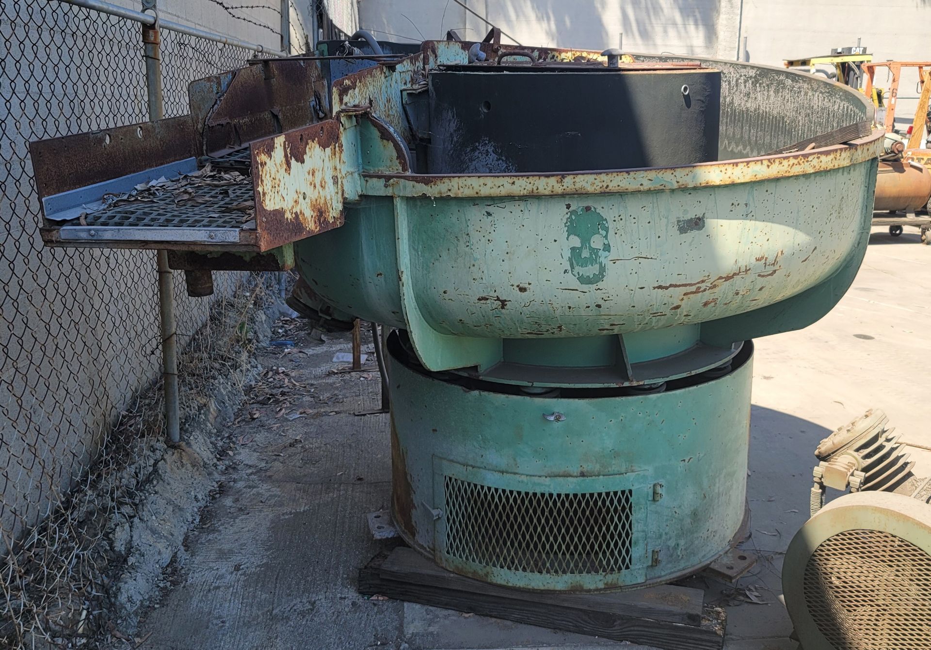 ROTO-FINISH ST-20S VIBRATORY FINISHING MACHINE, 22 CU. FT., 72" BOWL DIA, W/ CONTROLS, S/N 715709 - Image 2 of 5