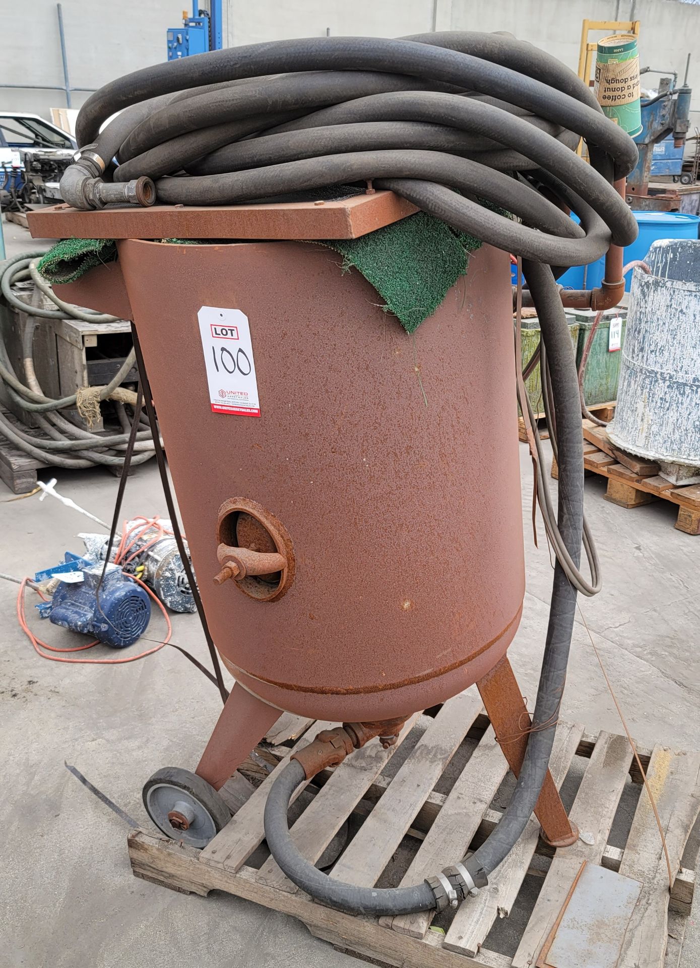 KELCO SANDBLAST TANK AND HOSE, MODEL K124, S/N 12590