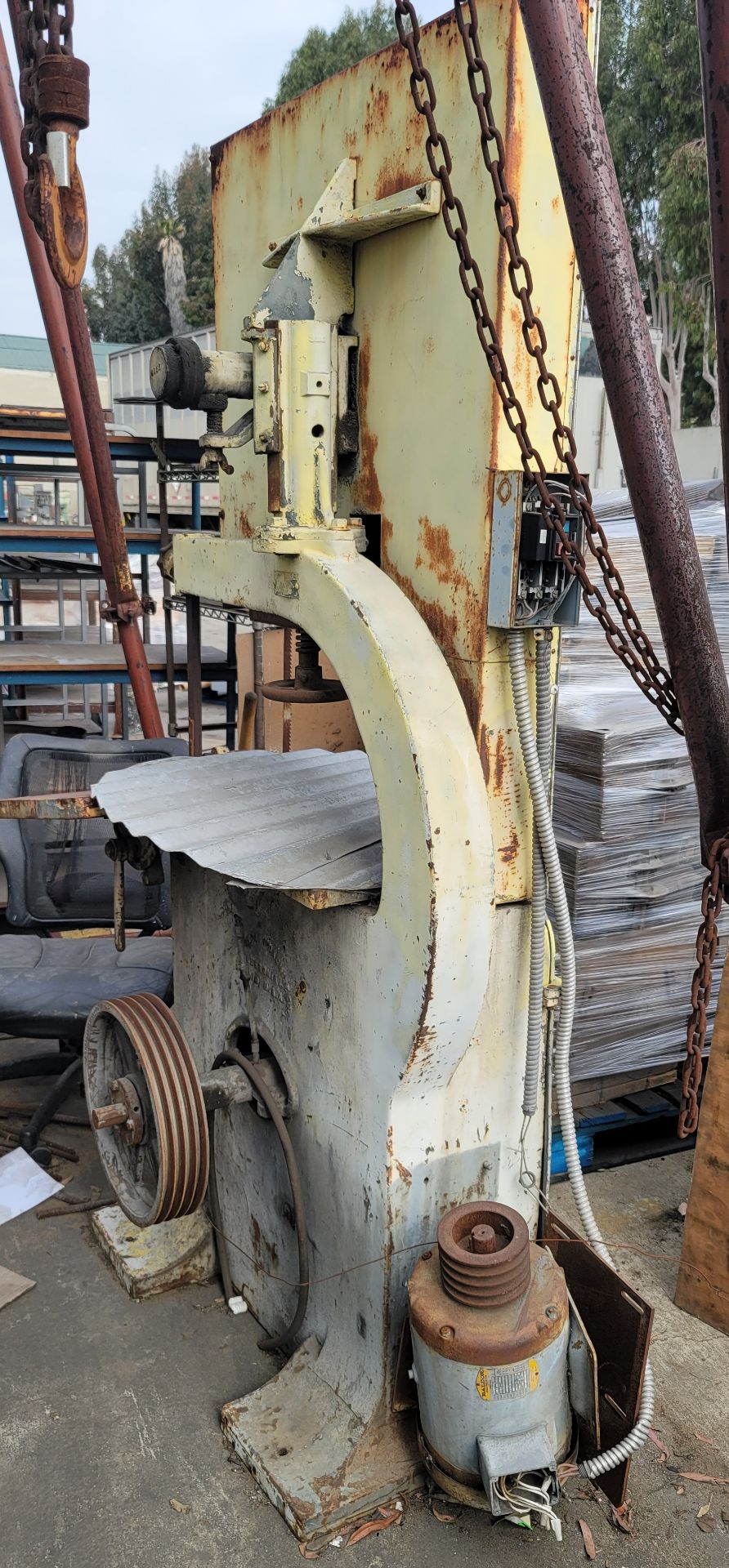 CRESCENT MACHINE CO. VERTICAL BAND SAW, 30" THROAT, NEEDS WORK - Image 2 of 2