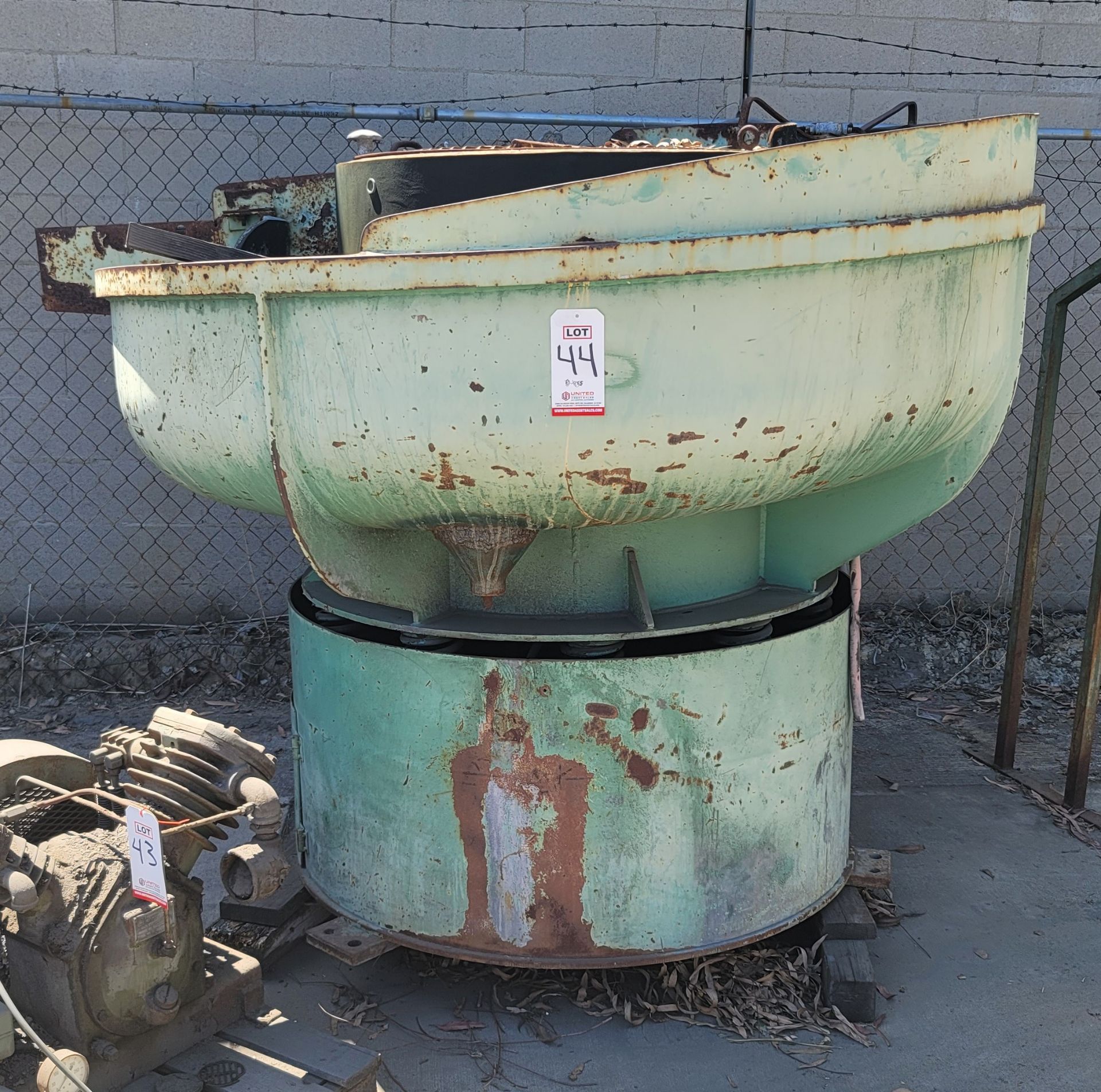 ROTO-FINISH ST-20S VIBRATORY FINISHING MACHINE, 22 CU. FT., 72" BOWL DIA, W/ CONTROLS, S/N 715709