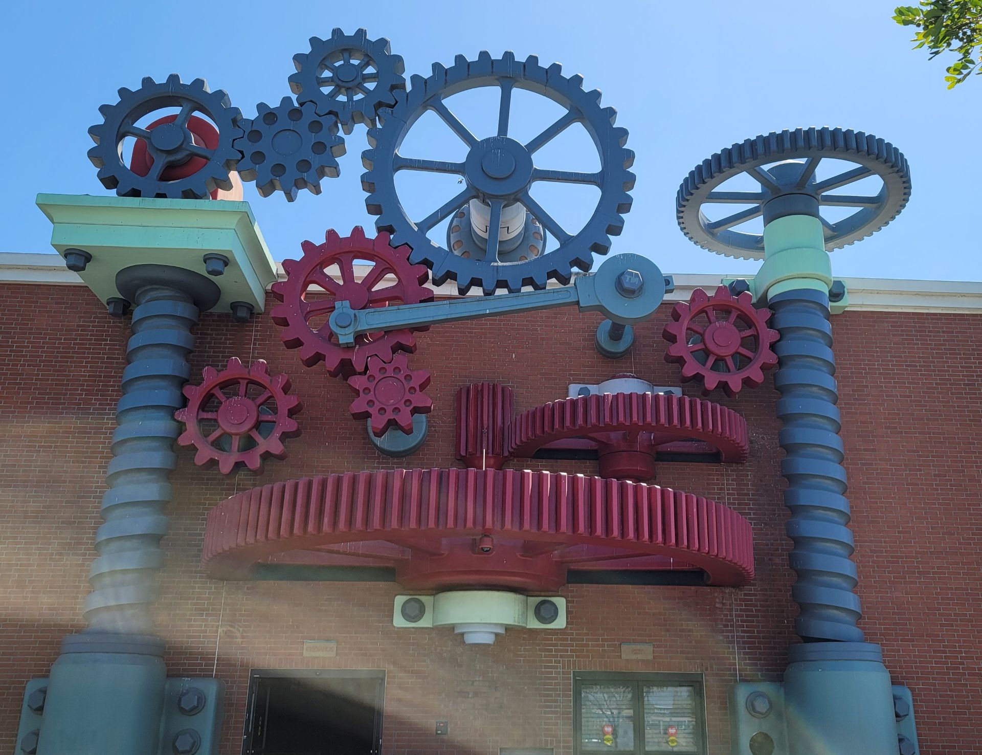 LOT - FAUX MOTOR W/ OVERHEAD GEARS, W/ EXTERIOR FAUX GEARS ON FRONT OF BUILDING - Image 4 of 4