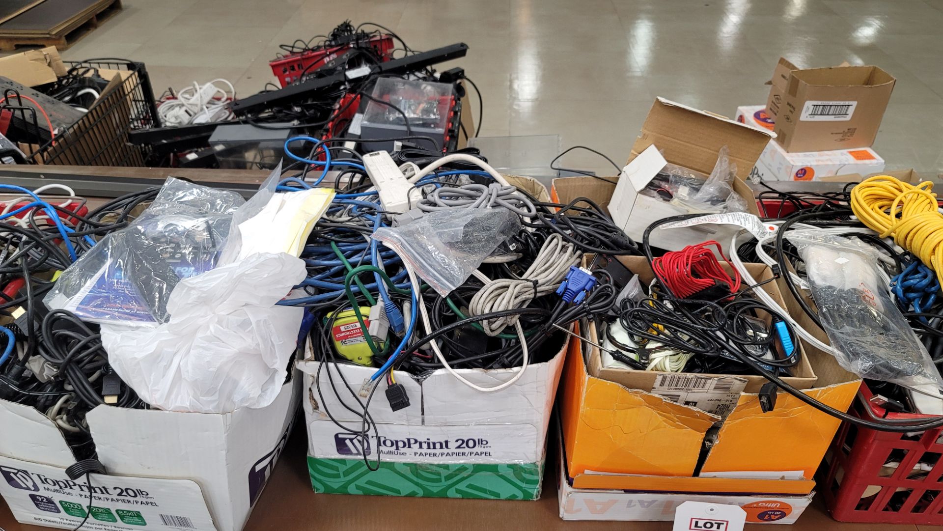 LOT - LARGE COLLECTION OF ELECTRONIC WIRE, CORDS, CHARGERS, ETC. - Image 3 of 5