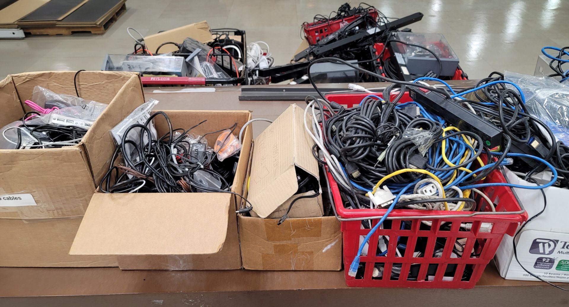 LOT - LARGE COLLECTION OF ELECTRONIC WIRE, CORDS, CHARGERS, ETC. - Image 4 of 5