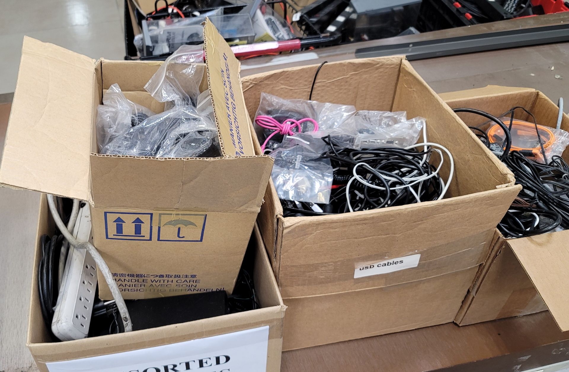 LOT - LARGE COLLECTION OF ELECTRONIC WIRE, CORDS, CHARGERS, ETC. - Image 5 of 5