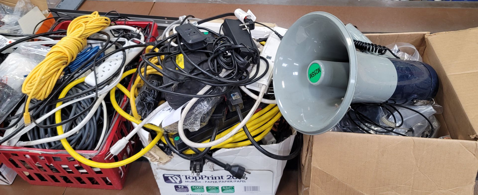 LOT - LARGE COLLECTION OF ELECTRONIC WIRE, CORDS, CHARGERS, ETC. - Image 2 of 5