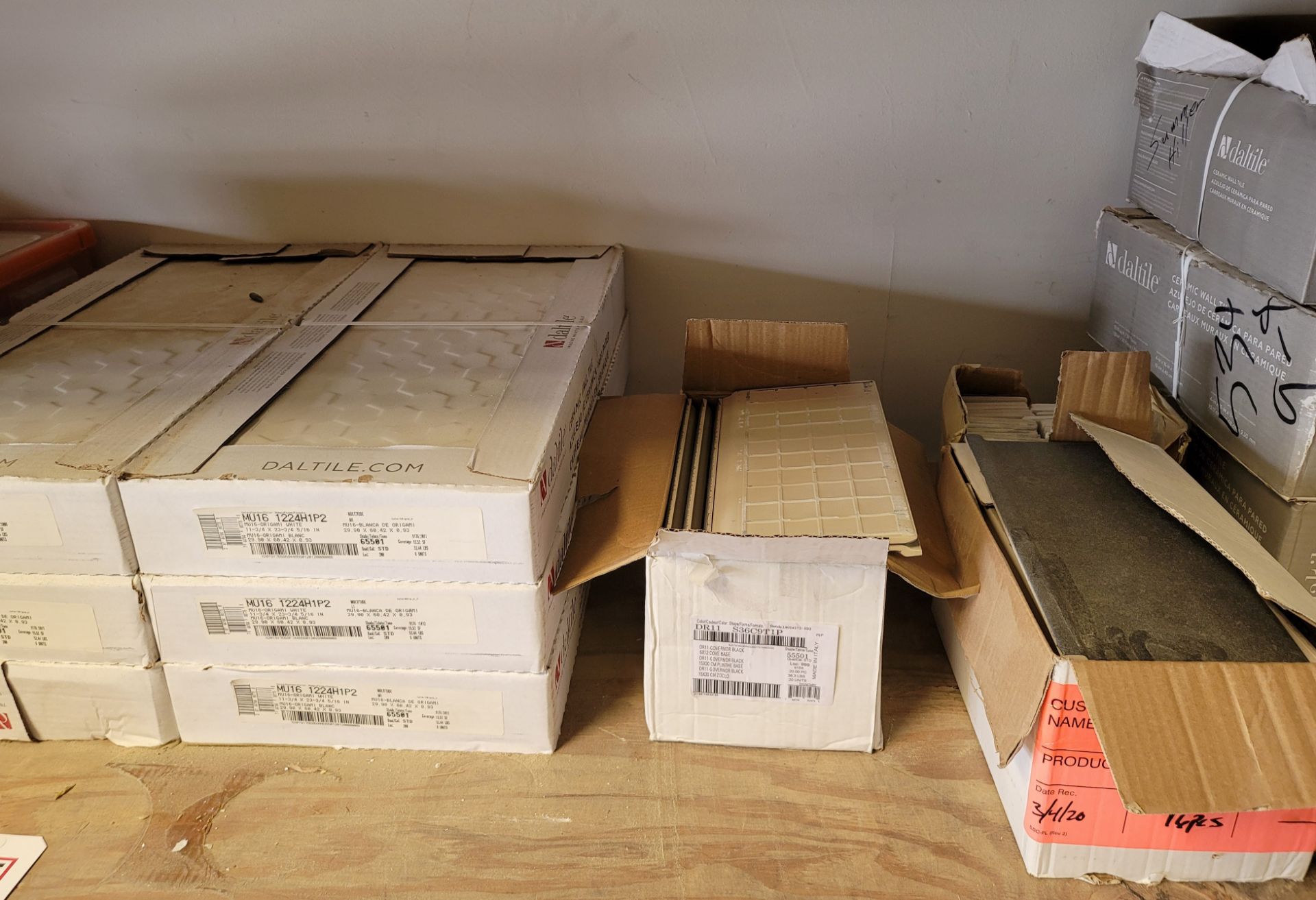 LOT - CONTENTS OF 11' SHELF FULL OF TILE AND TILE INSTALLATION ITEMS (LOCATION: SAN DIEGO, CA) - Image 3 of 6