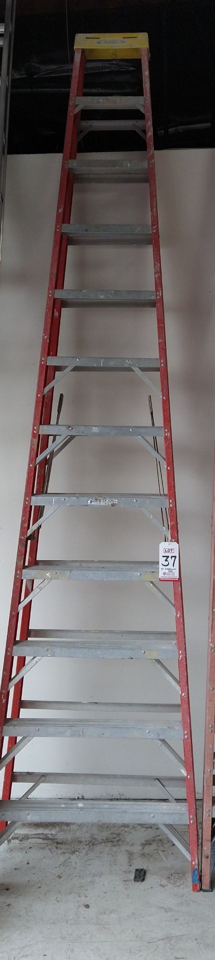 WERNER 12' FIBERGLASS LADDER, RED (LOCATION: ORANGE, CA)