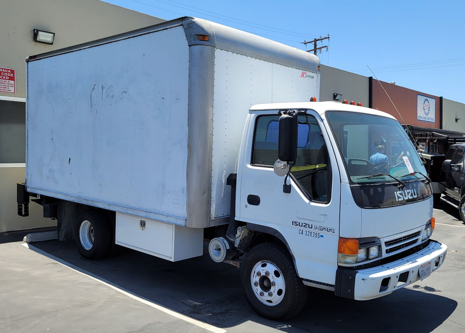 2001 ISUZU 14' BOX TRUCK, V8 EFI GAS ENGINE, AUTOMATIC TRANSMISSION, ROLL UP DOOR, W/ WALTCO POWER - Image 2 of 7