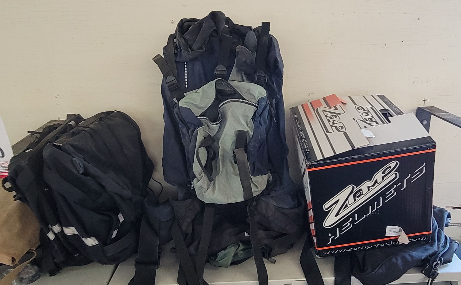 LOT - MISC ITEMS: ZAMP RACING HELMET, BICYCLE SADDLE BAGS, ALPINE BACKPACK, MISC BAGS - Image 3 of 5