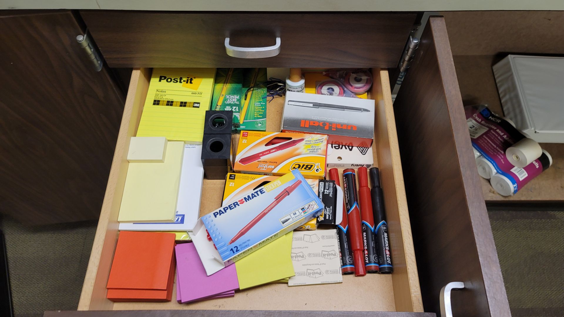 LOT - CONTENTS OF ROOM: 8' BASE CABINET, BOOKSHELF, OFFICE SUPPLIES IN CABINET, ETC. (ELECTRONICS - Image 5 of 6