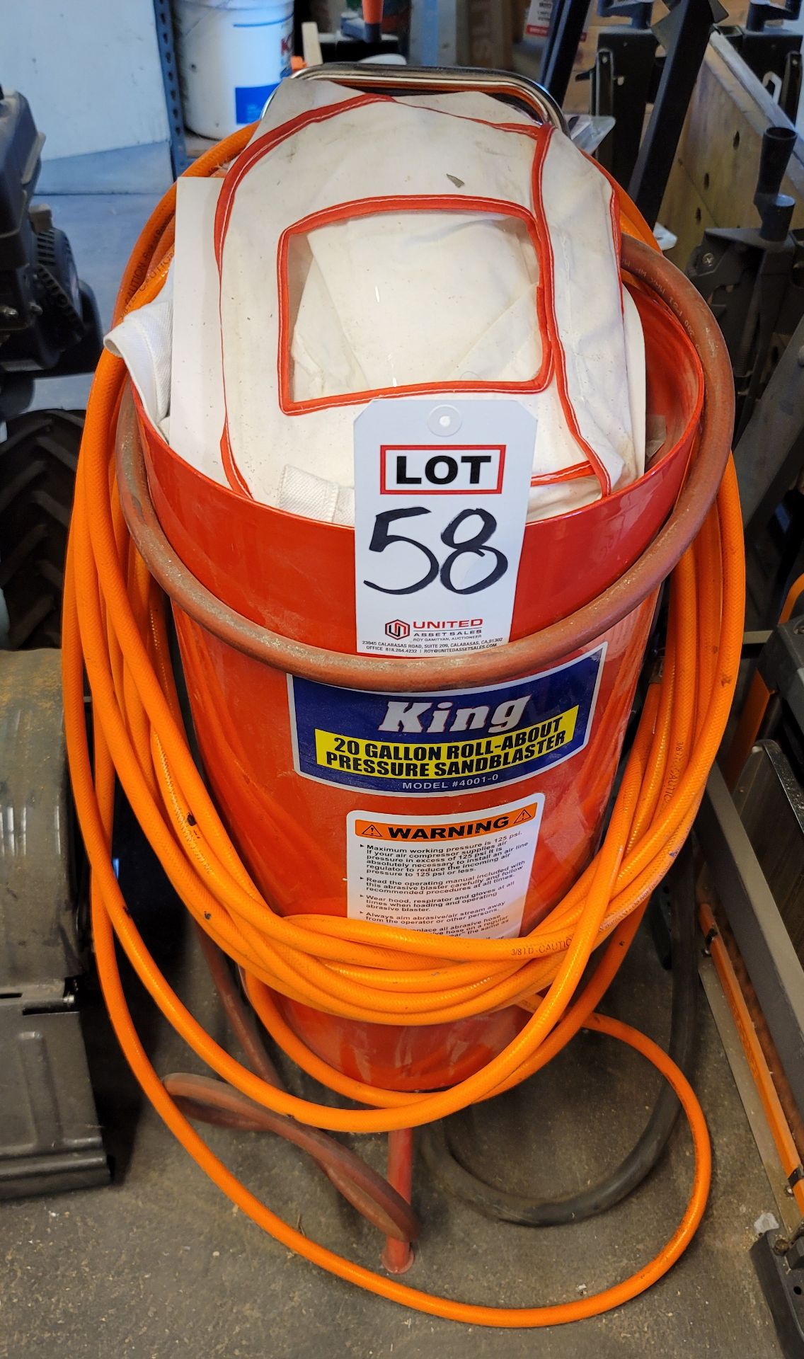 KING 20 GALLON ROLL-ABOUT PRESSURE SANDBLASTER, MODEL 4001-0