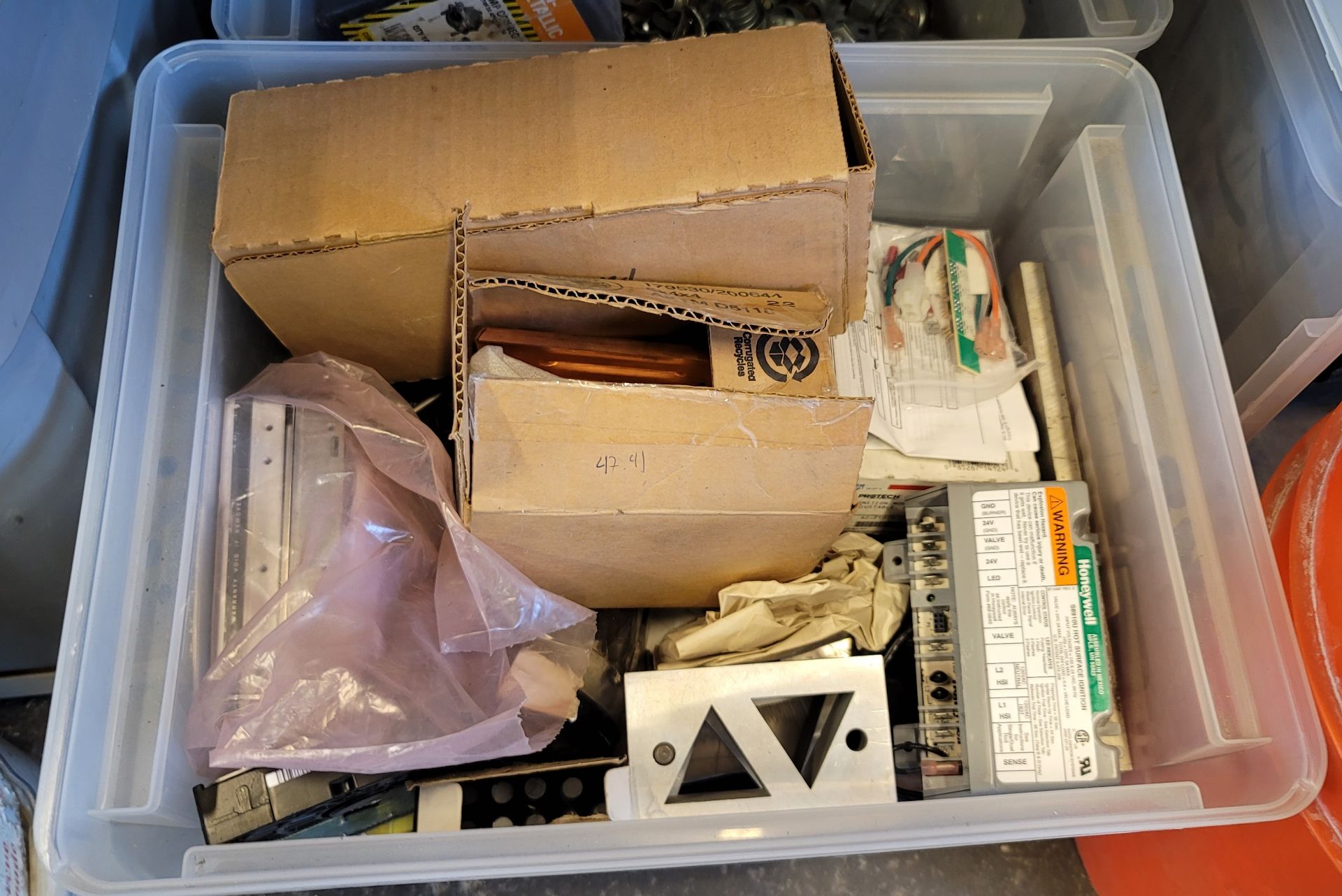 LOT - LARGE AMOUNT OF ELECTRICAL ITEMS: COVERPLATES, CONDIT CONNECTORS & HANGERS, ETC. - Image 5 of 7
