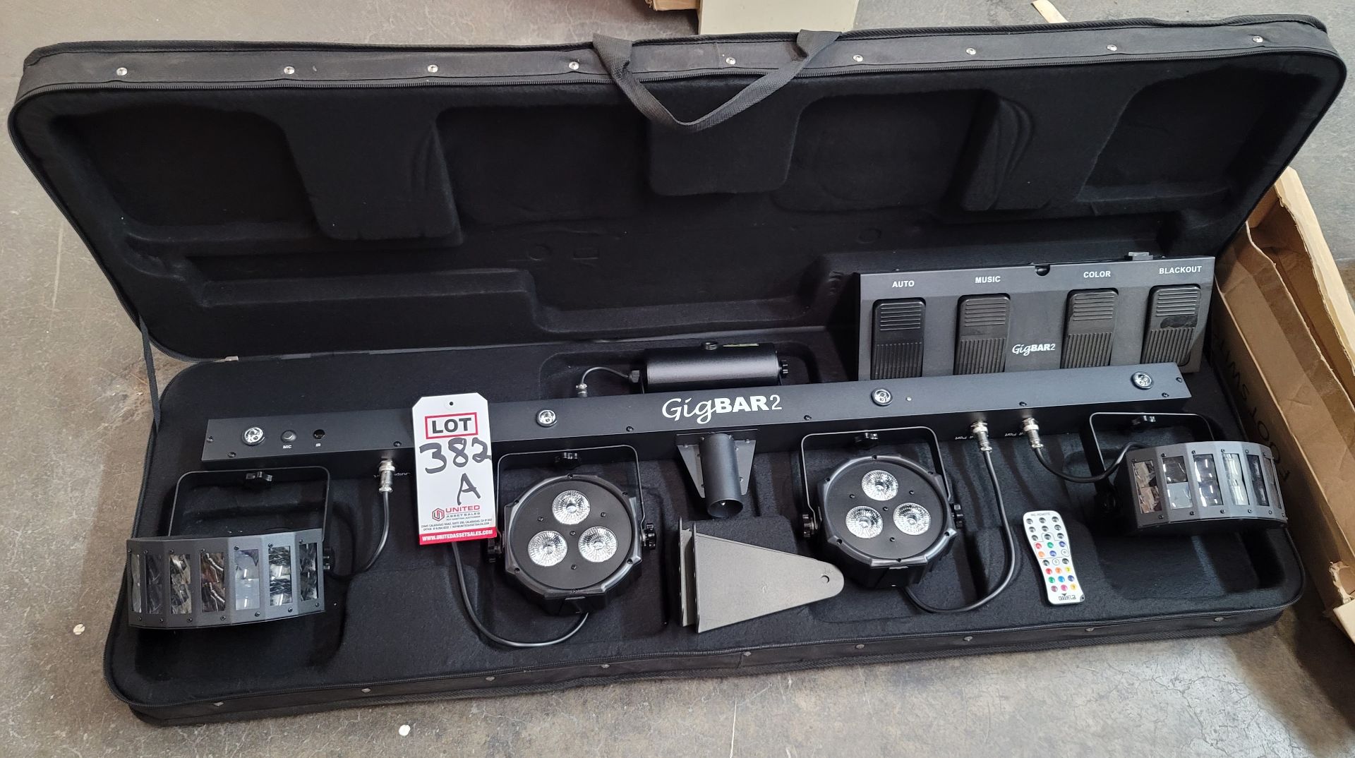 CHAUVET GIGBAR2 4-IN-1 LIGHTING SYSTEM, W/ GIGBAR2 4-PEDAL FOOT CONTROL (MISSING THE SINGLE TRIPOD