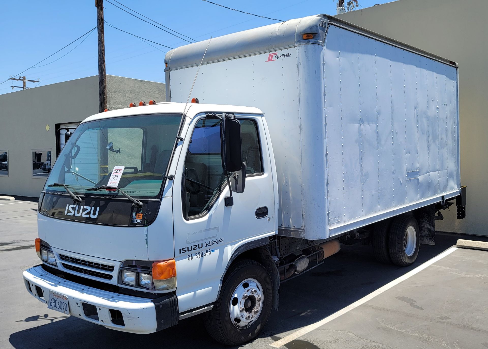 2001 ISUZU 14' BOX TRUCK, V8 EFI GAS ENGINE, AUTOMATIC TRANSMISSION, ROLL UP DOOR, W/ WALTCO POWER