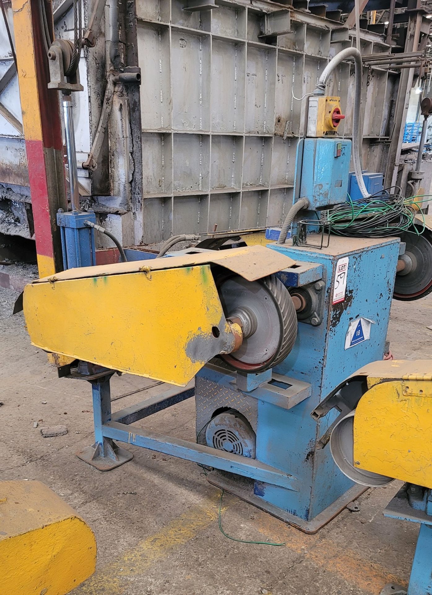 DOUBLE BELT SANDER, GRINDING WHEEL: 14" X 3" AND 14" X 1.5", BELT LONG 118" (PLM 492)